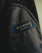 総裏仕立ての内側に配された「Yves Saint Laurent diffusion homme」のブランドタグ。黒地にブルーの縁取りを施した織りネームです。