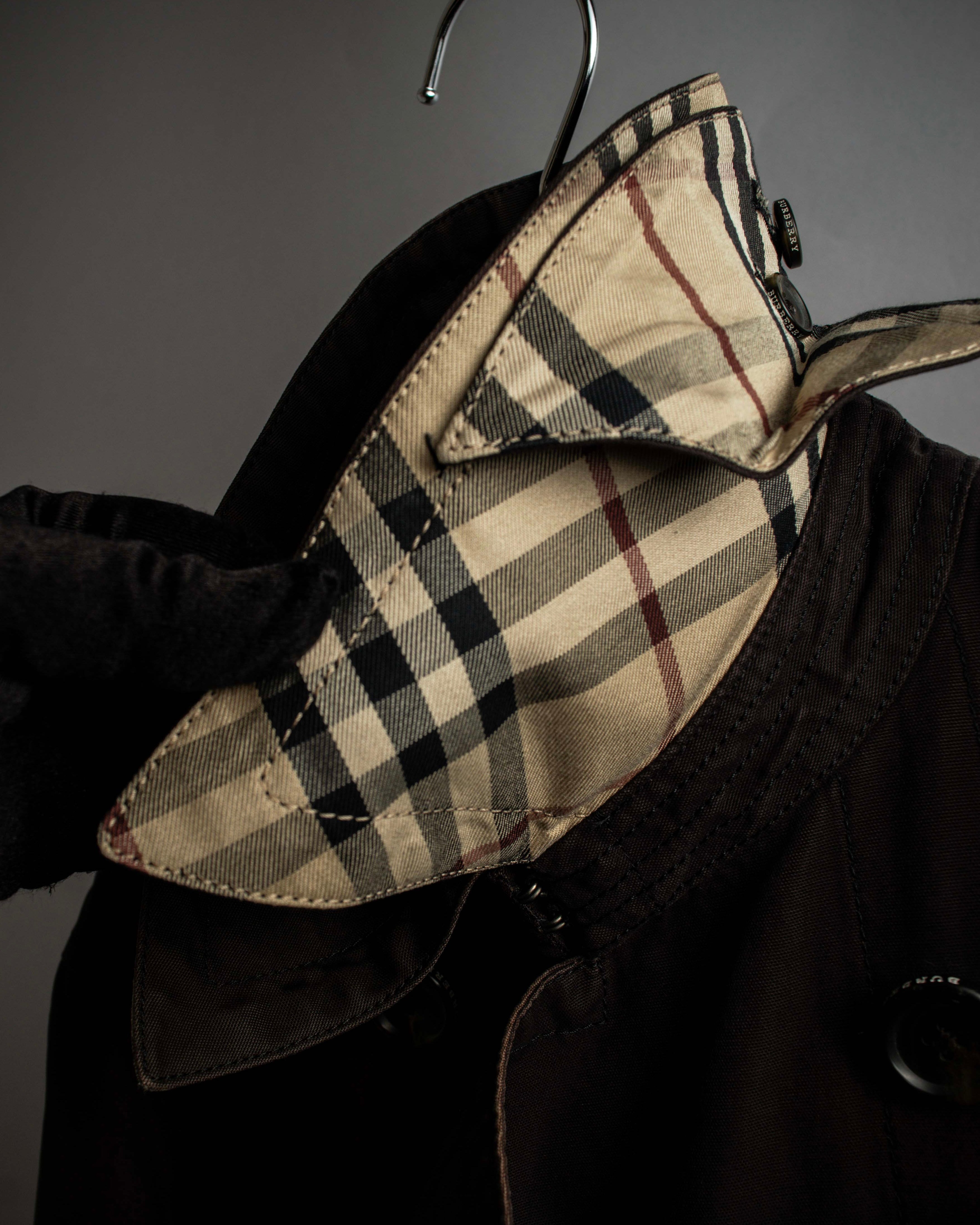 "BURBERRY" Subdued tone military detail mid-length trench coat