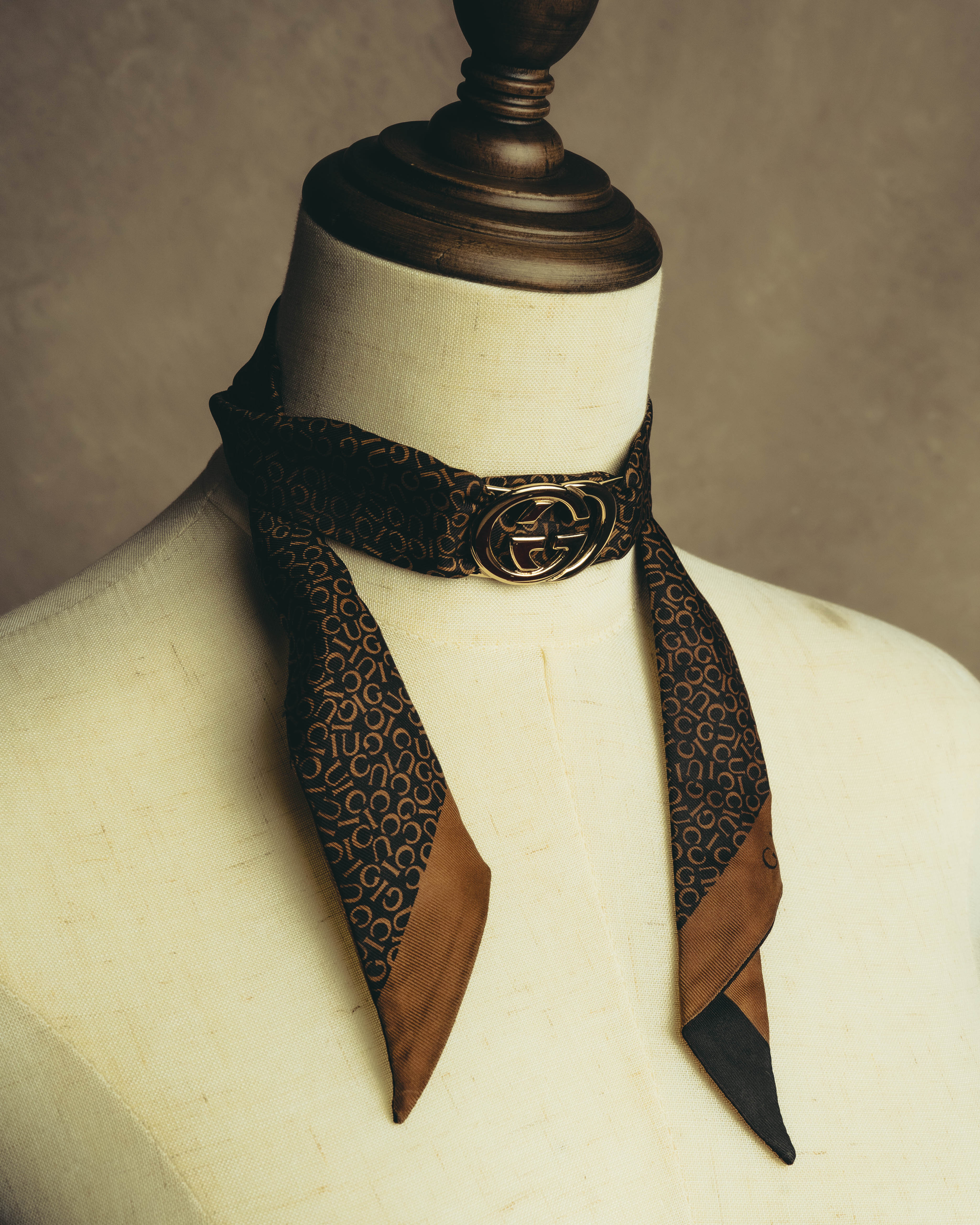 超美品 グッチ インターロッキング スカーフ ロゴ柄 ブラウン ゴールド金具 GUCCI (グッチ) - インターロッキングG バックル ネックスカーフ