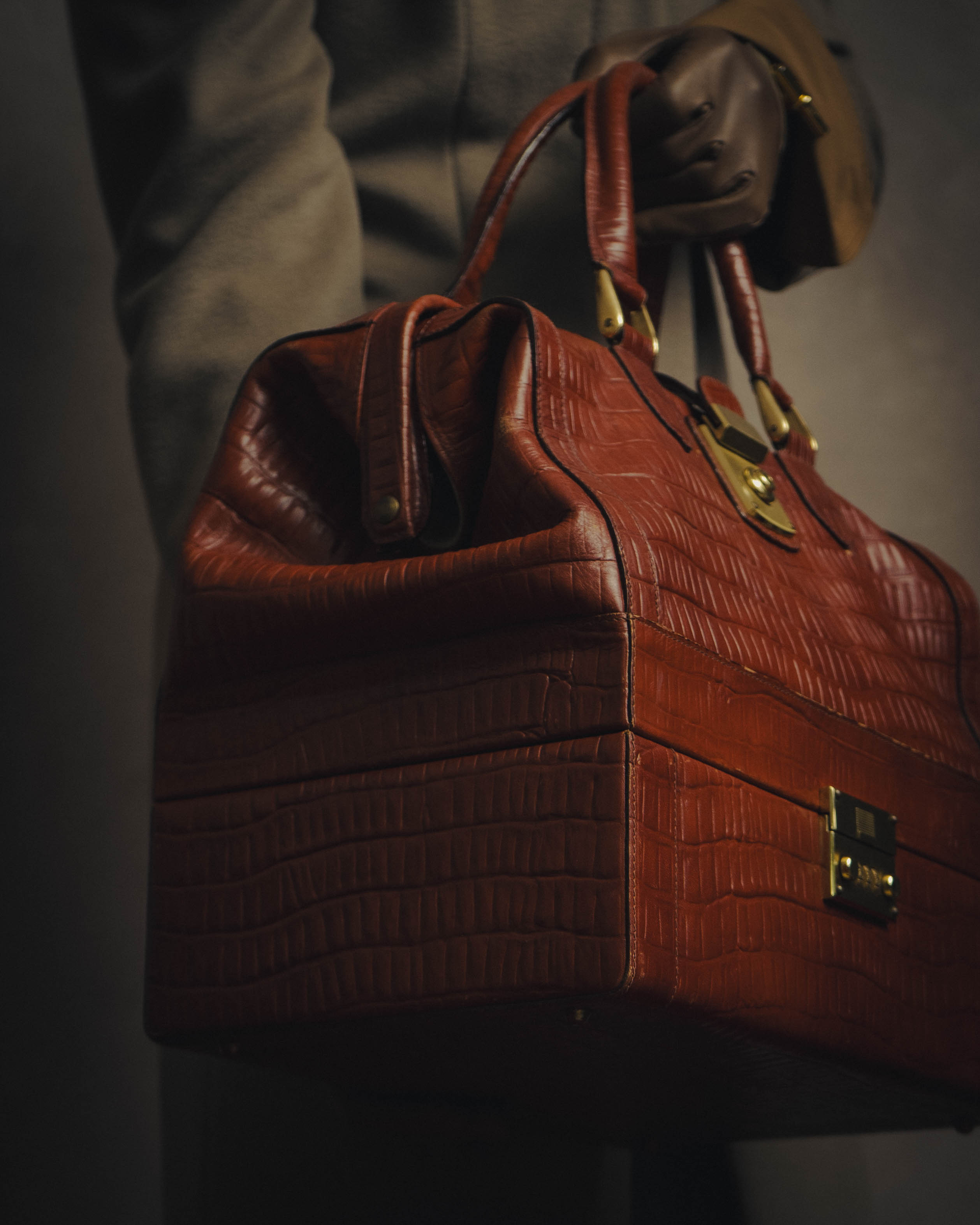 -SPECIAL- “Giorgio Armani” 90’s-00’s Crocodile embossed leather frame bag