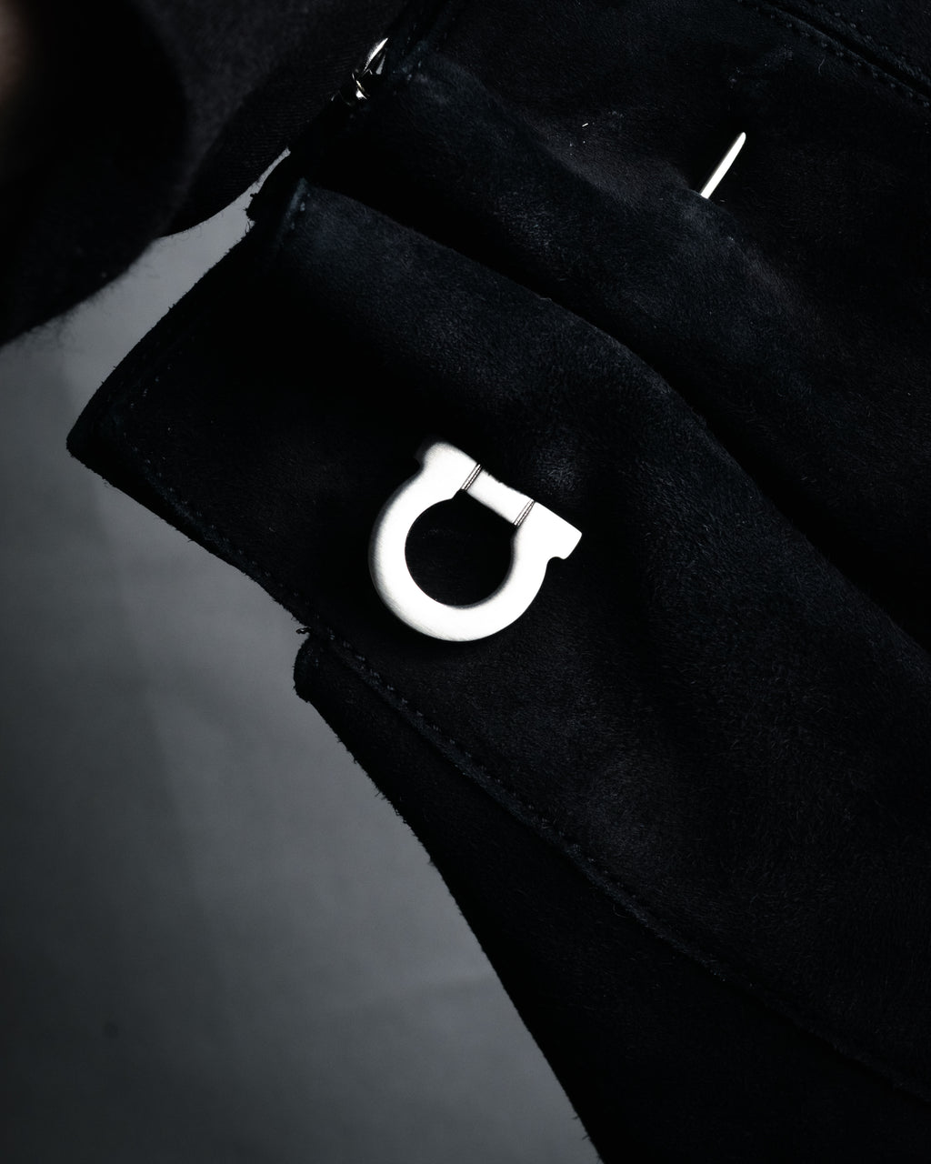 “Salvatore Ferragamo“ 90’s-00’s Suede gancini chain shoulder bag