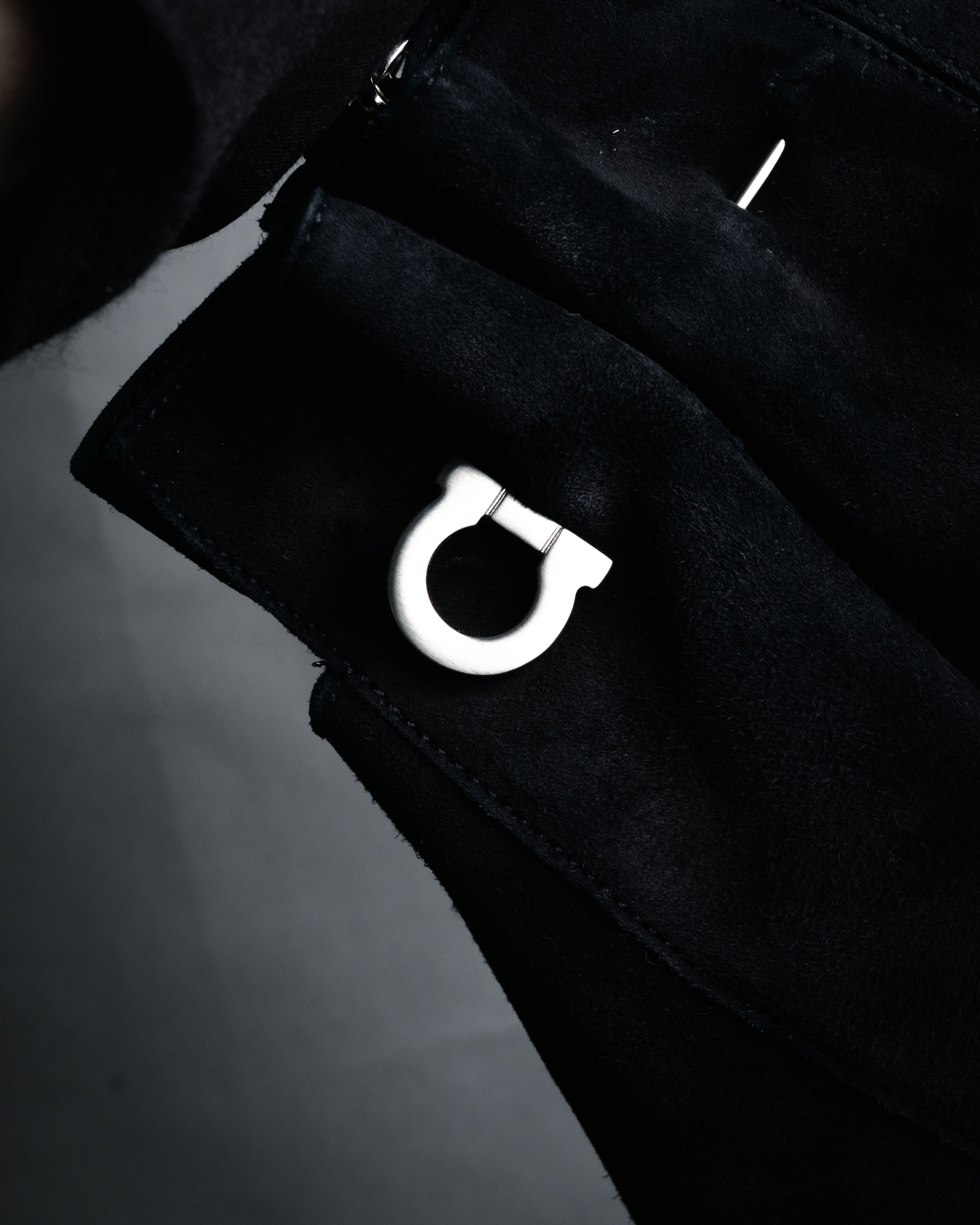 “Salvatore Ferragamo“ 90’s-00’s Suede gancini chain shoulder bag