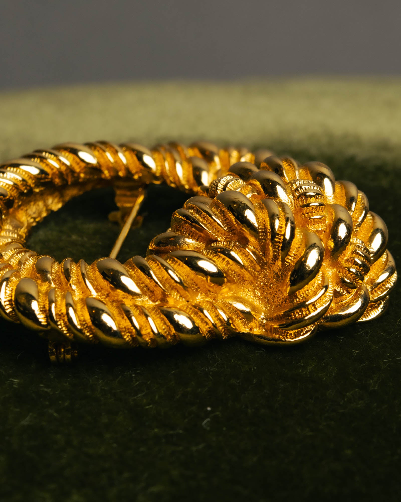 "Christian Dior" 80's-90's Sculptural gold tone brooch