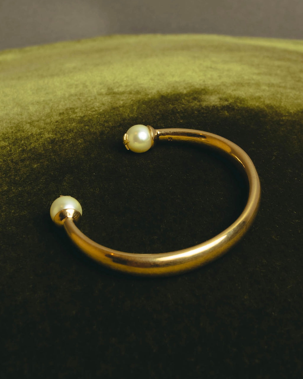 "DIOR" 10's-20's Gold tone pearl star open bangle