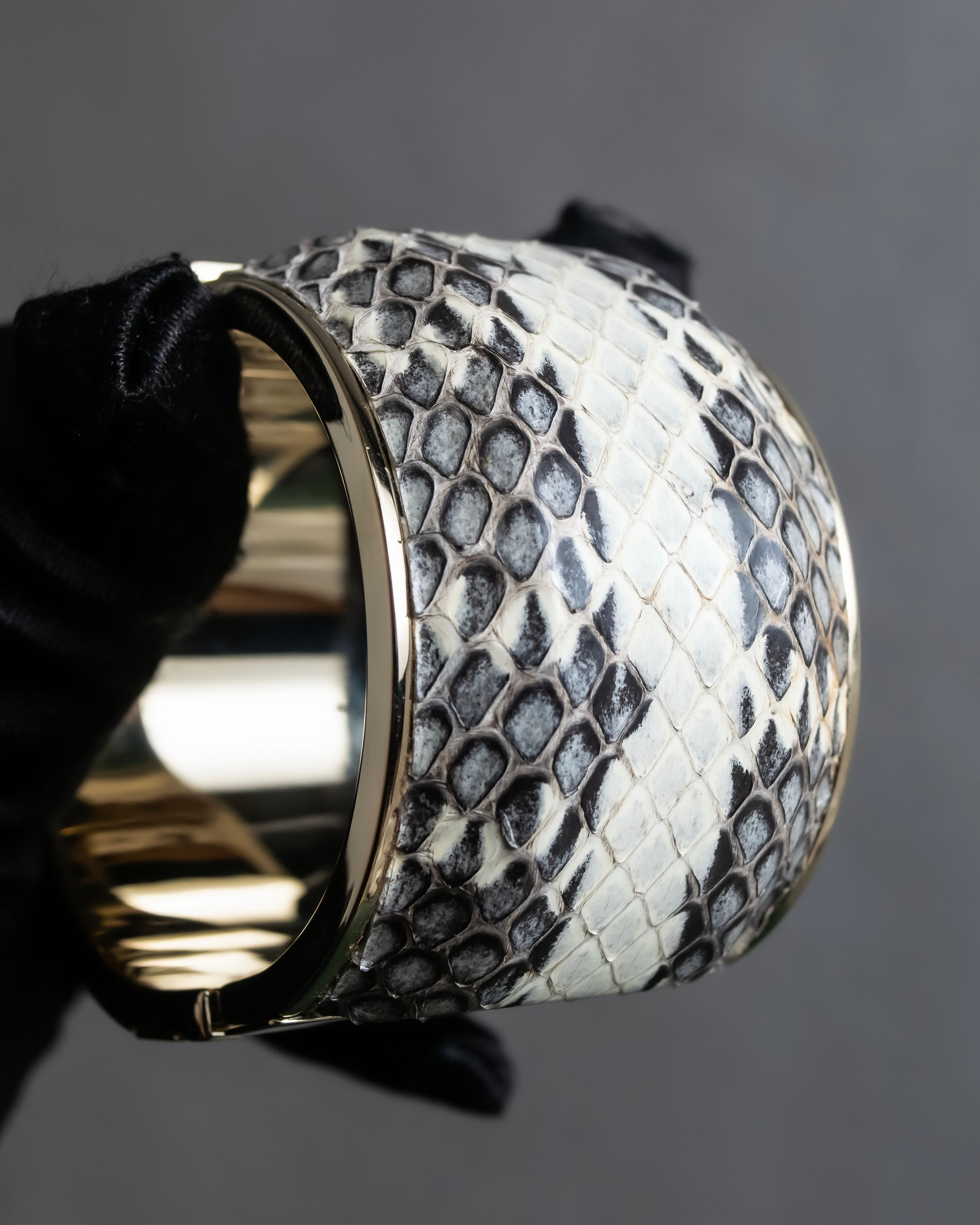 "BURBERRY" Python pattern metal hinge bangle