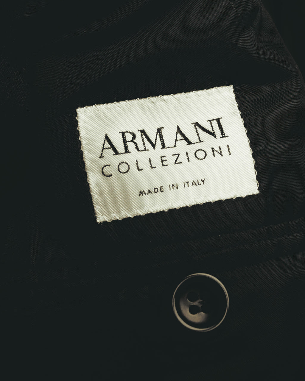 ジャケット内側に配されたARMANI COLLEZIONIの織りネーム。MADE IN ITALY表記が確認できるタグカット。