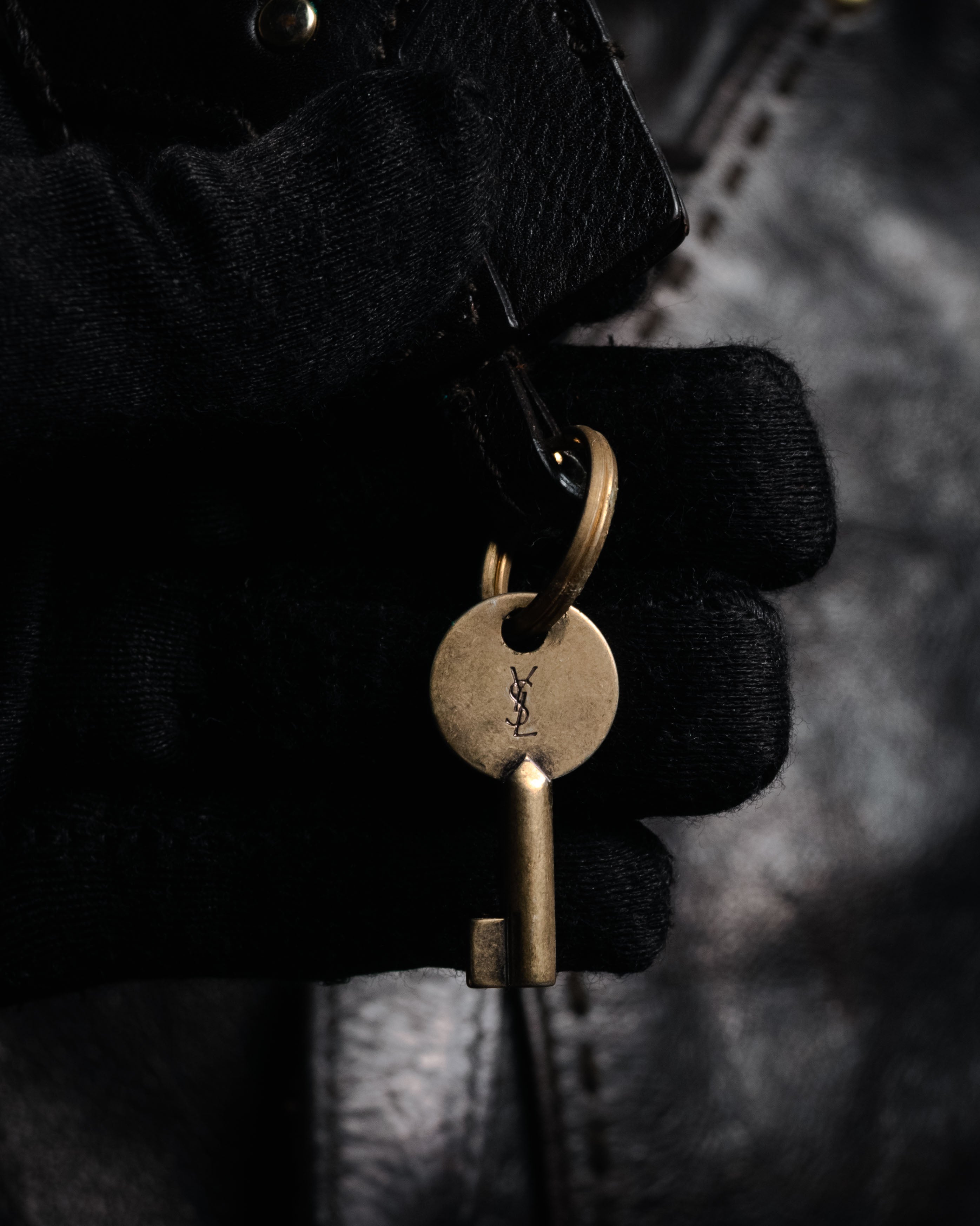 “Yves Saint Laurent rive gauche”
00’s Muse grained leather boston bag