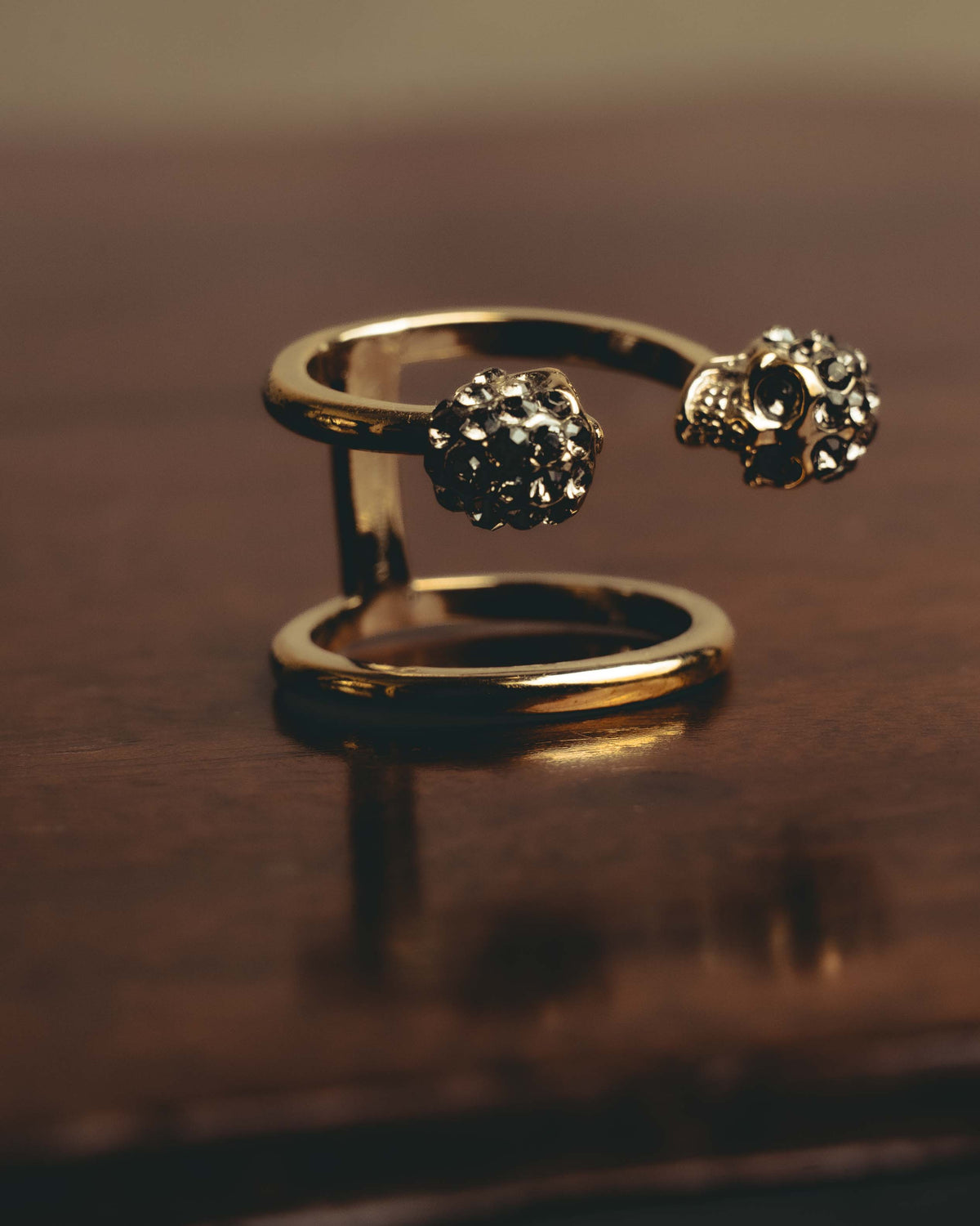 “Alexander McQueen” 20’s Twin skull crystal double band ring