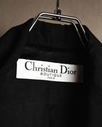 襟元に備わるChristian Dior BOUTIQUE PARISの織りタグを写したカット。ブランド表記が確認できます。