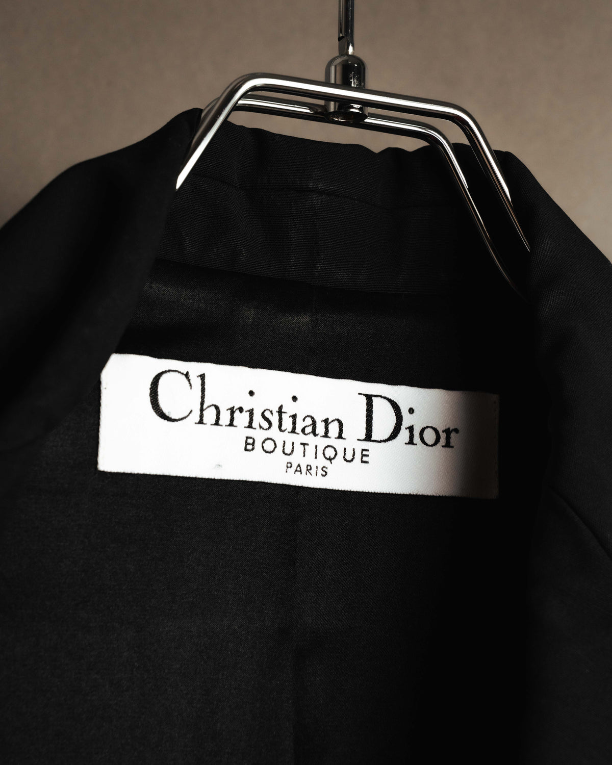 襟元に備わるChristian Dior BOUTIQUE PARISの織りタグを写したカット。ブランド表記が確認できます。