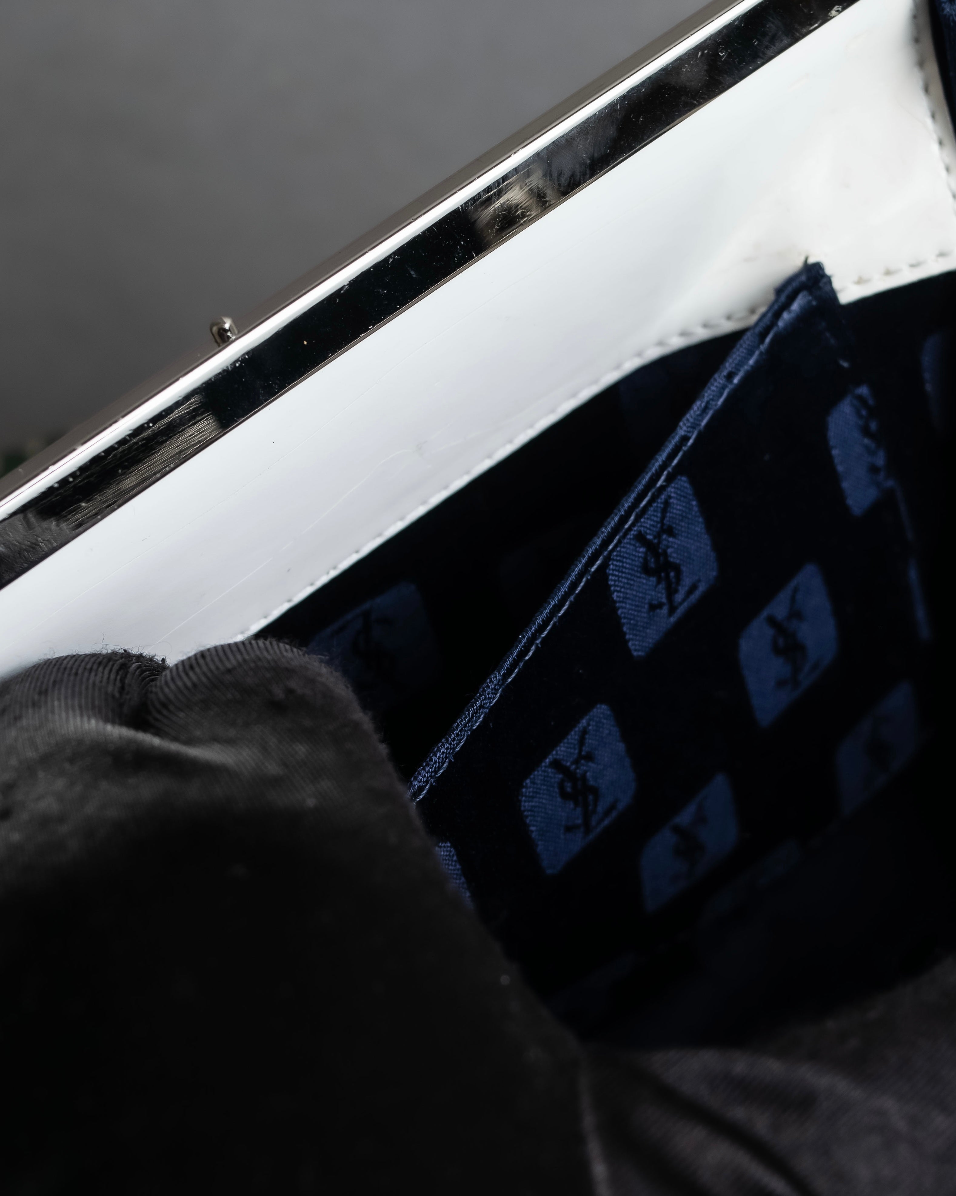 "YVES SAINT LAURENT" Clasp design chain shoulder patent leather bag