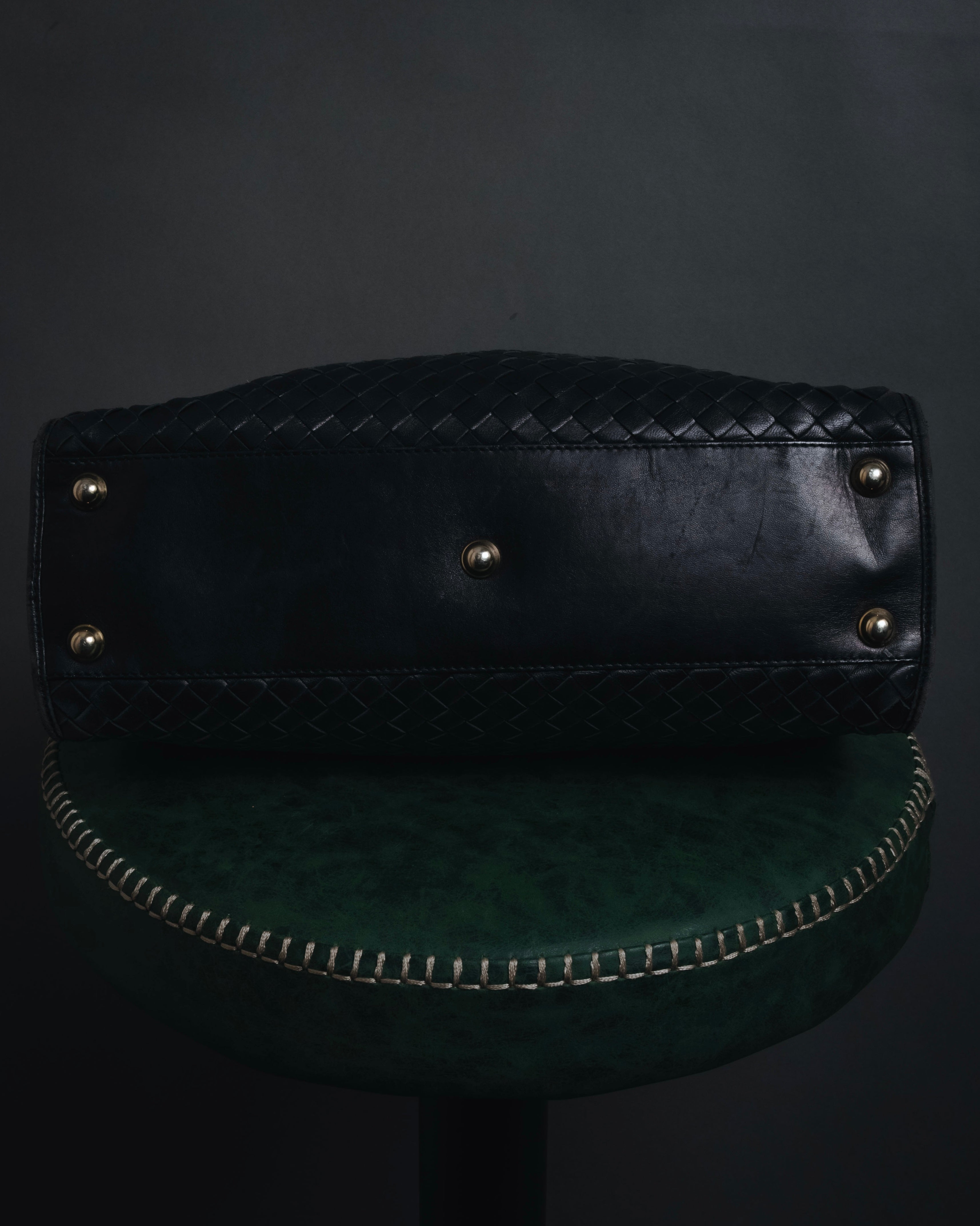 –SPECIAL– "BOTTEGA VENETA"
90’s-00’s intrecciato trapezoid handle bag