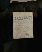 首元に配されたLOEWE表記のタグと、下部の品質表示を写したカット。品質表示は退色により一部が判読しづらい状態です。
