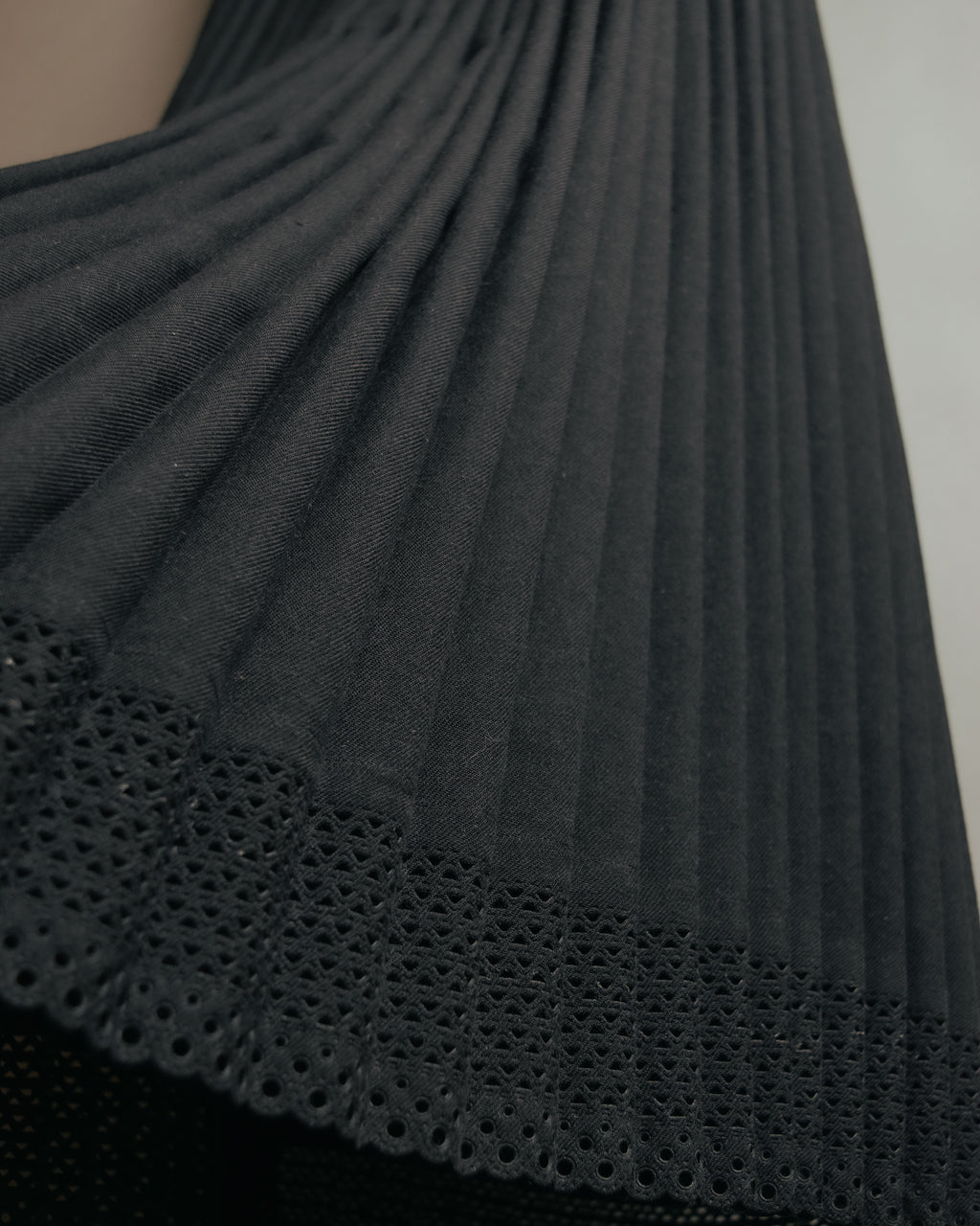 “ISSEY MIYAKE” 00’s wool blend pleated cutwork skirt