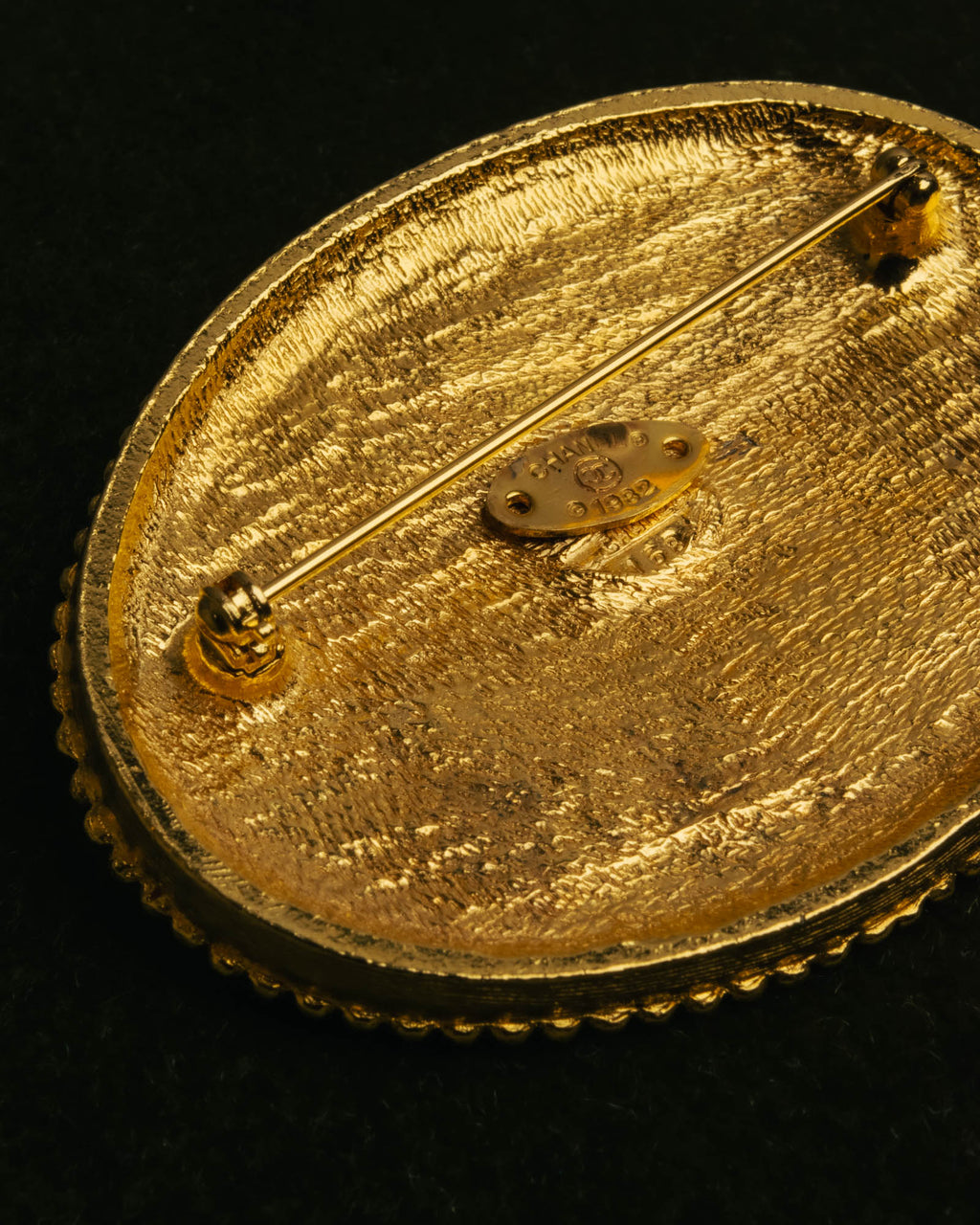 -SPECIAL- “CHANEL” 1982Years red cabochon oval brooch