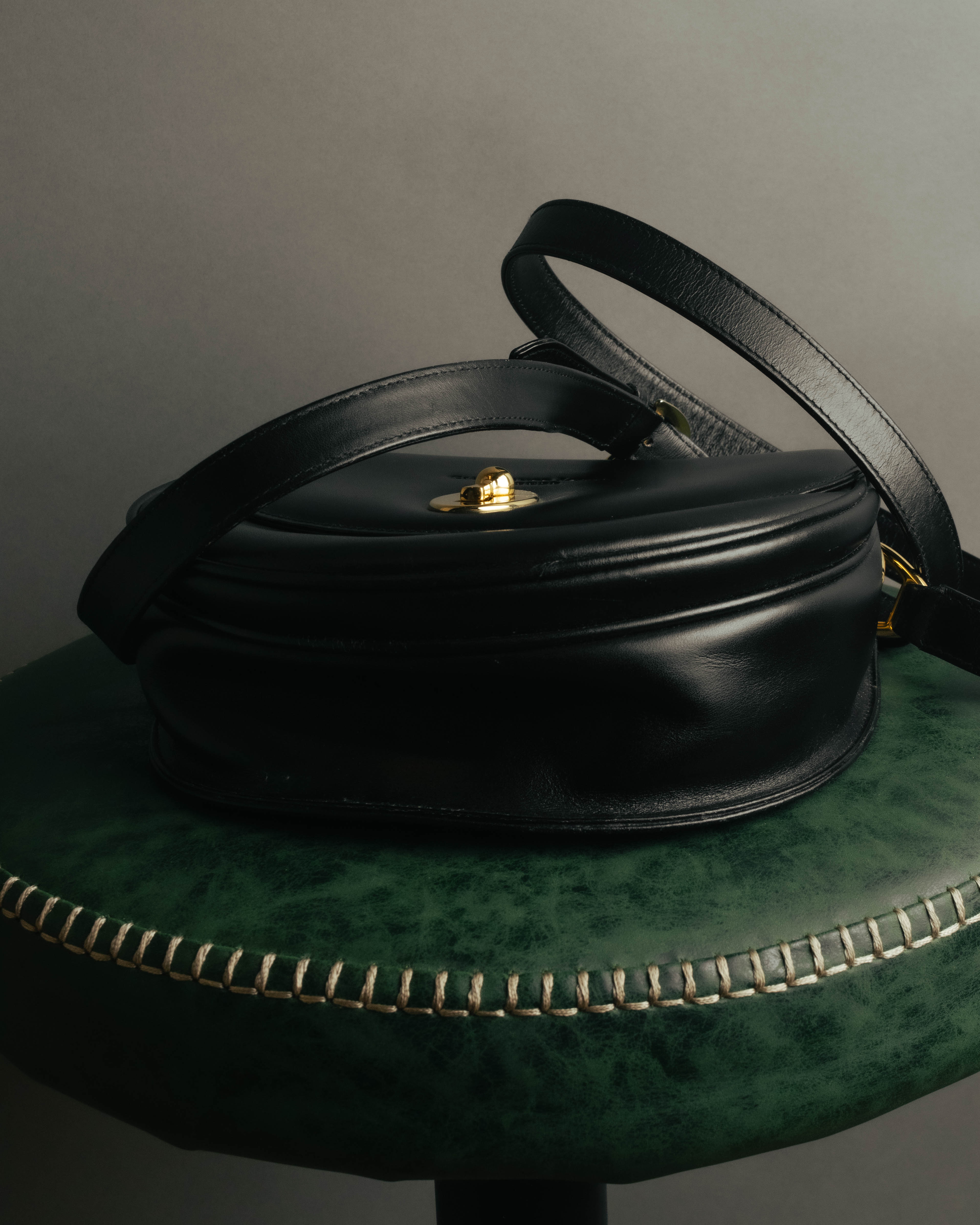 “Gianfranco Lotti” 90’s-00’s Black leather turn lock shoulder bag
