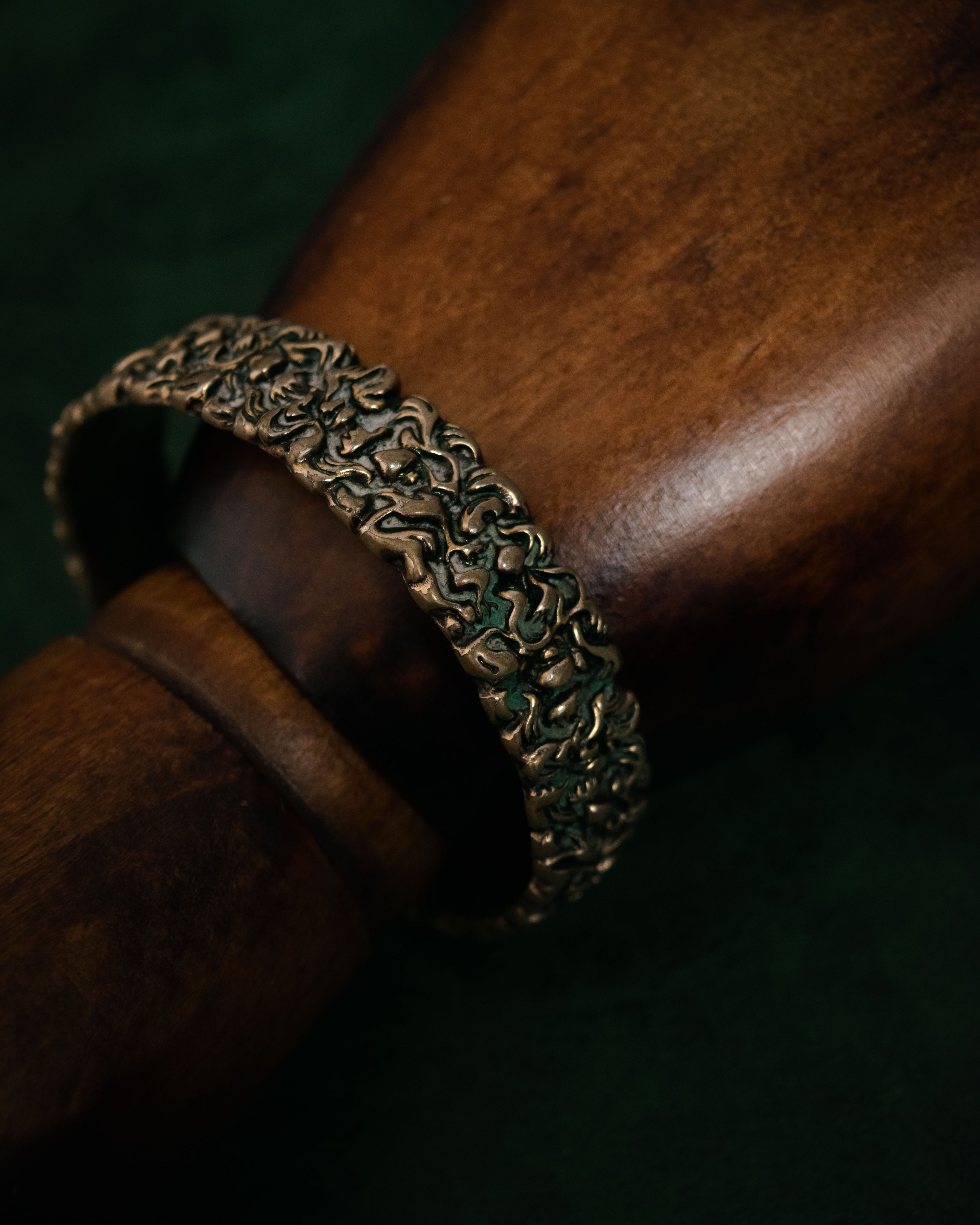 “GUCCI” 2010’s organic relief cuff bracelet