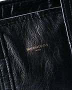 フロント上部にあしらわれた「BALENCIAGA PARIS」の箔押しロゴを捉えたディテールカット。自然なシワ感を備えたブラックレザーの質感も確認できます。
