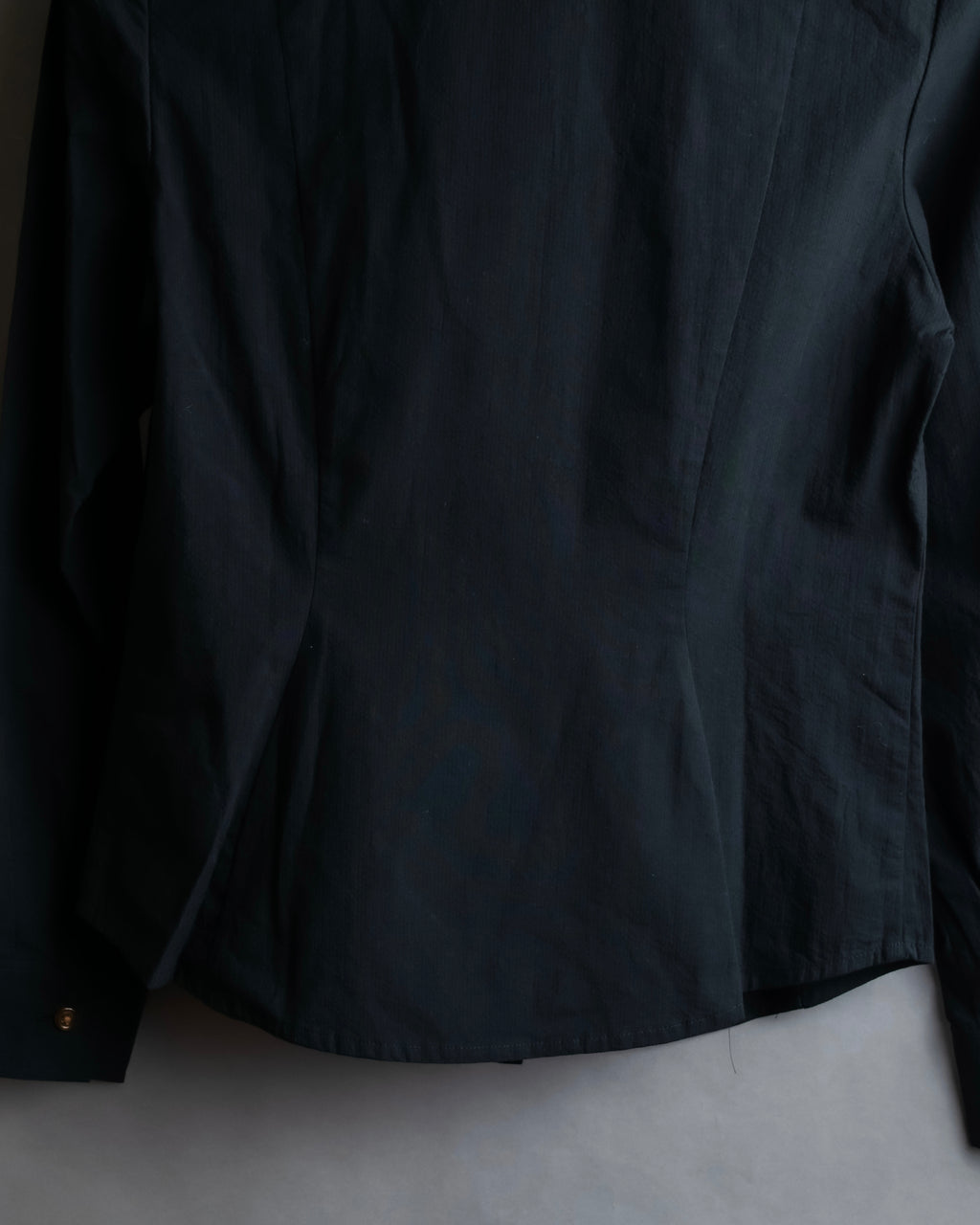 "Vivienne Westwood RED LABEL"
 Front button cutting design shirt