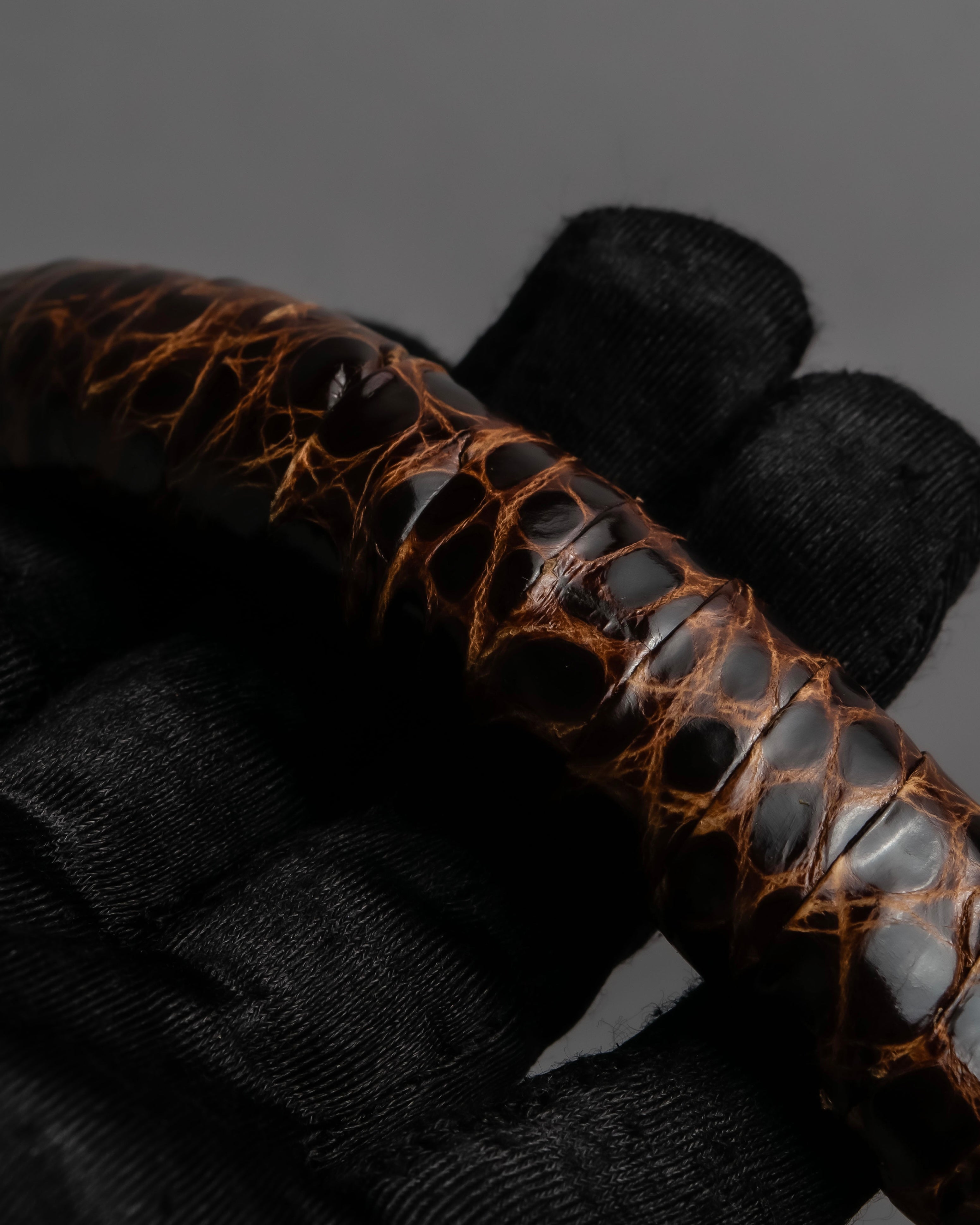 "Franco Parmiggiani" Turn lock design crocodile texture hand bag