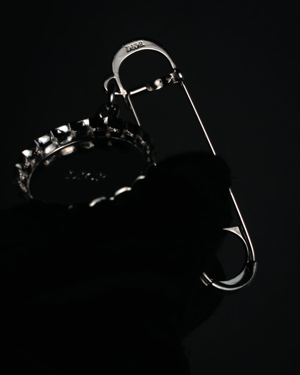 “DIOR” 2018-present Bottle cap pin brooch