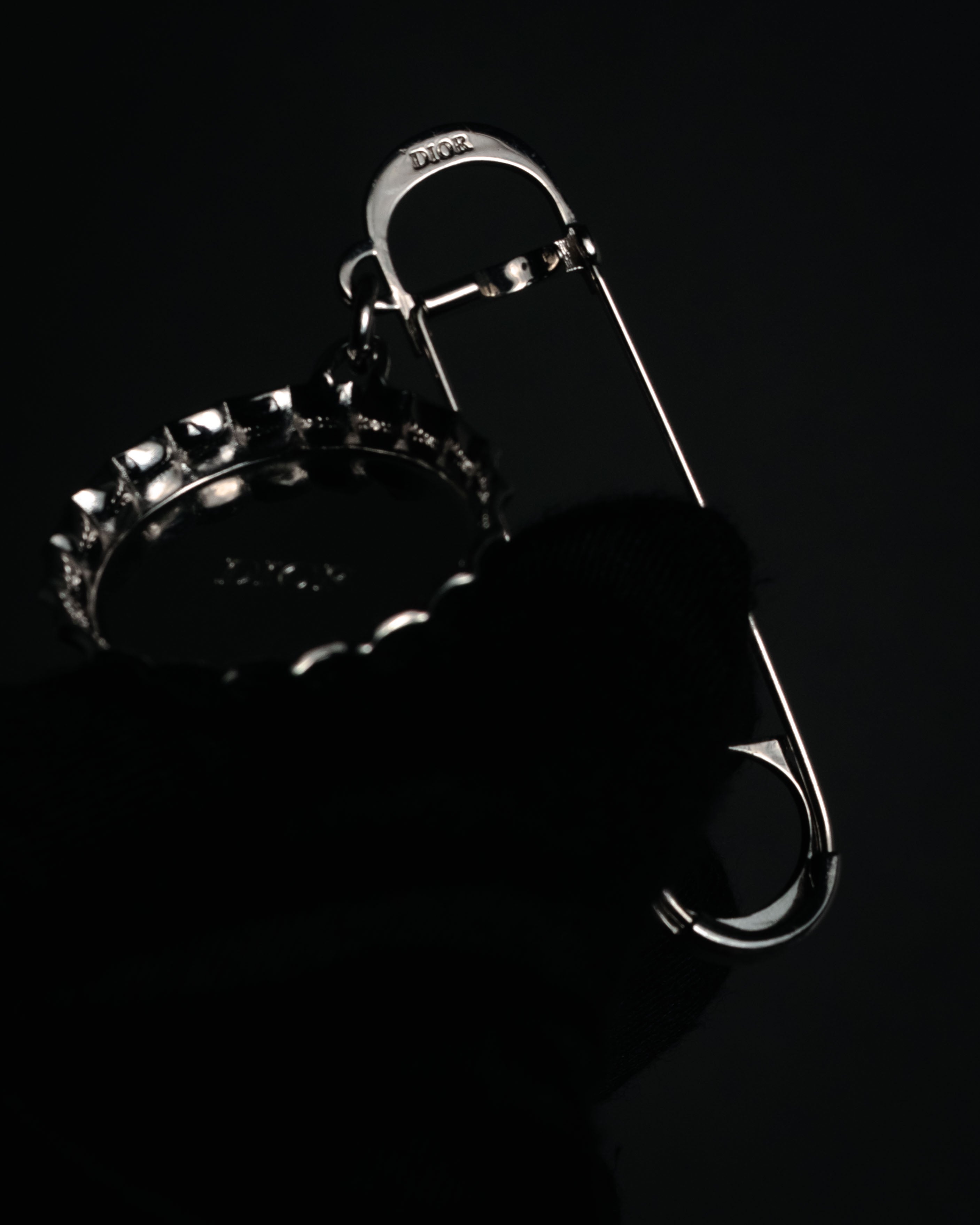 “DIOR” 2018-present Bottle cap pin brooch