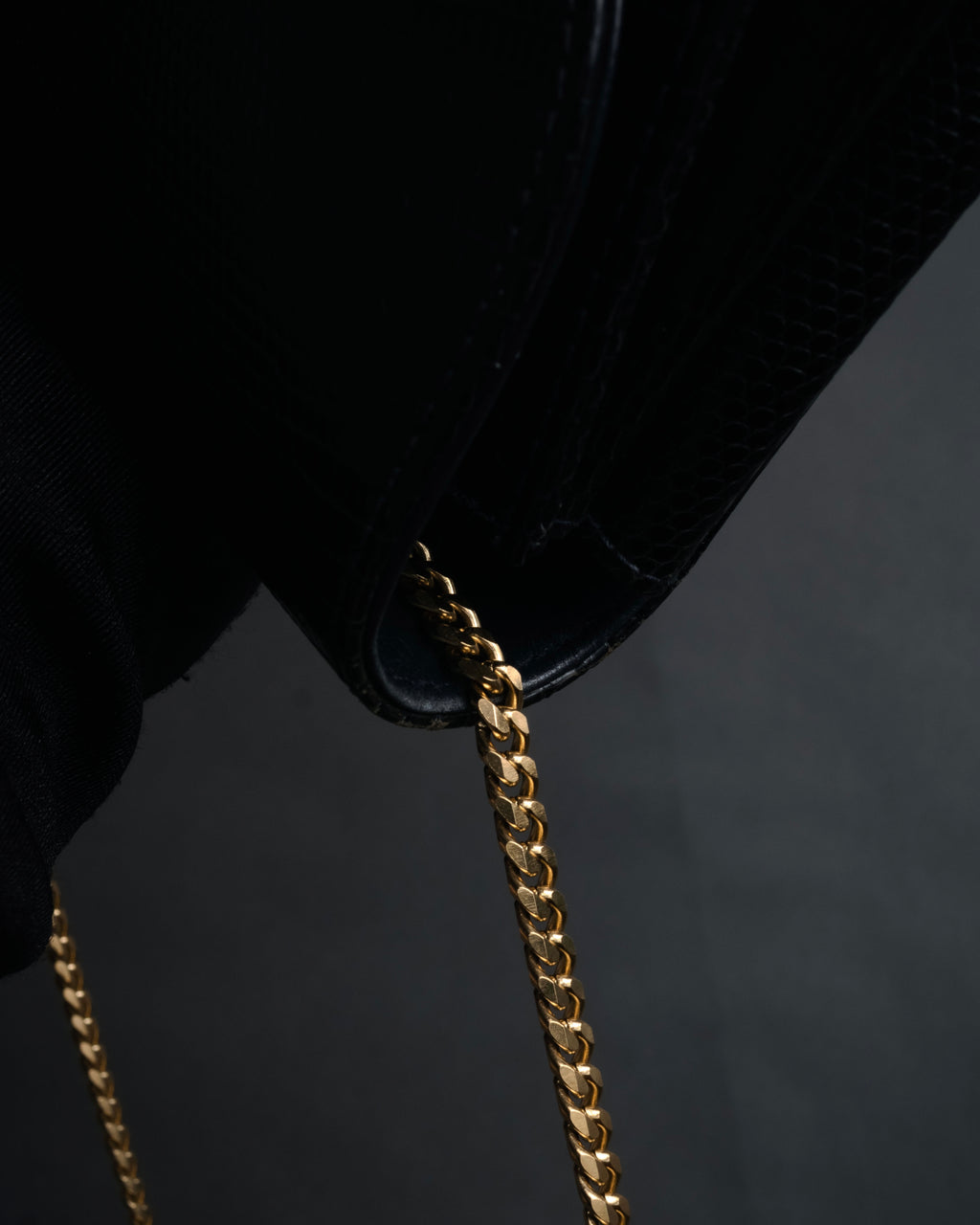 –SPECIAL– “GUCCI” 80’s crest chain shoulder bag
