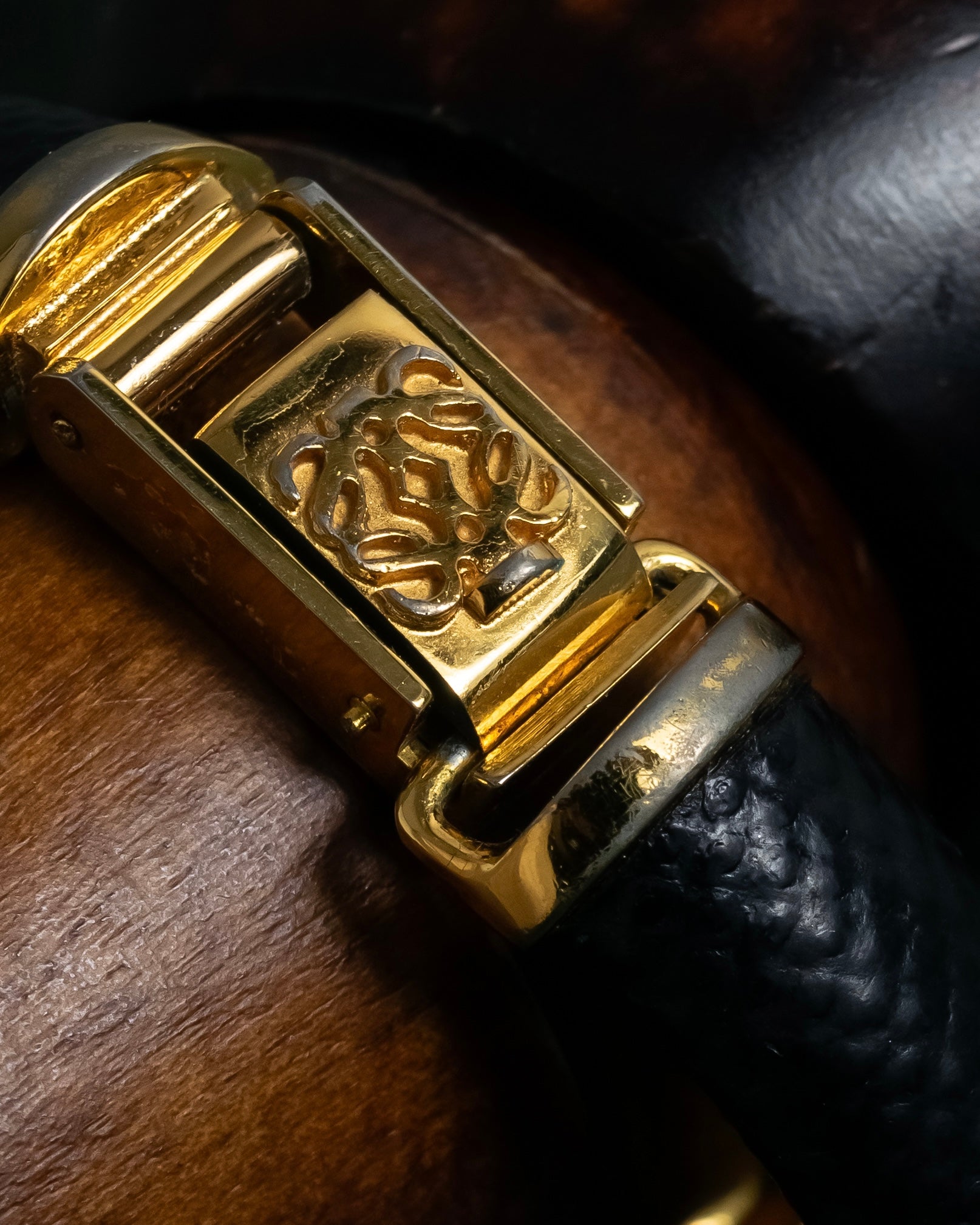 "LOEWE" 90's Square forum relief design watch