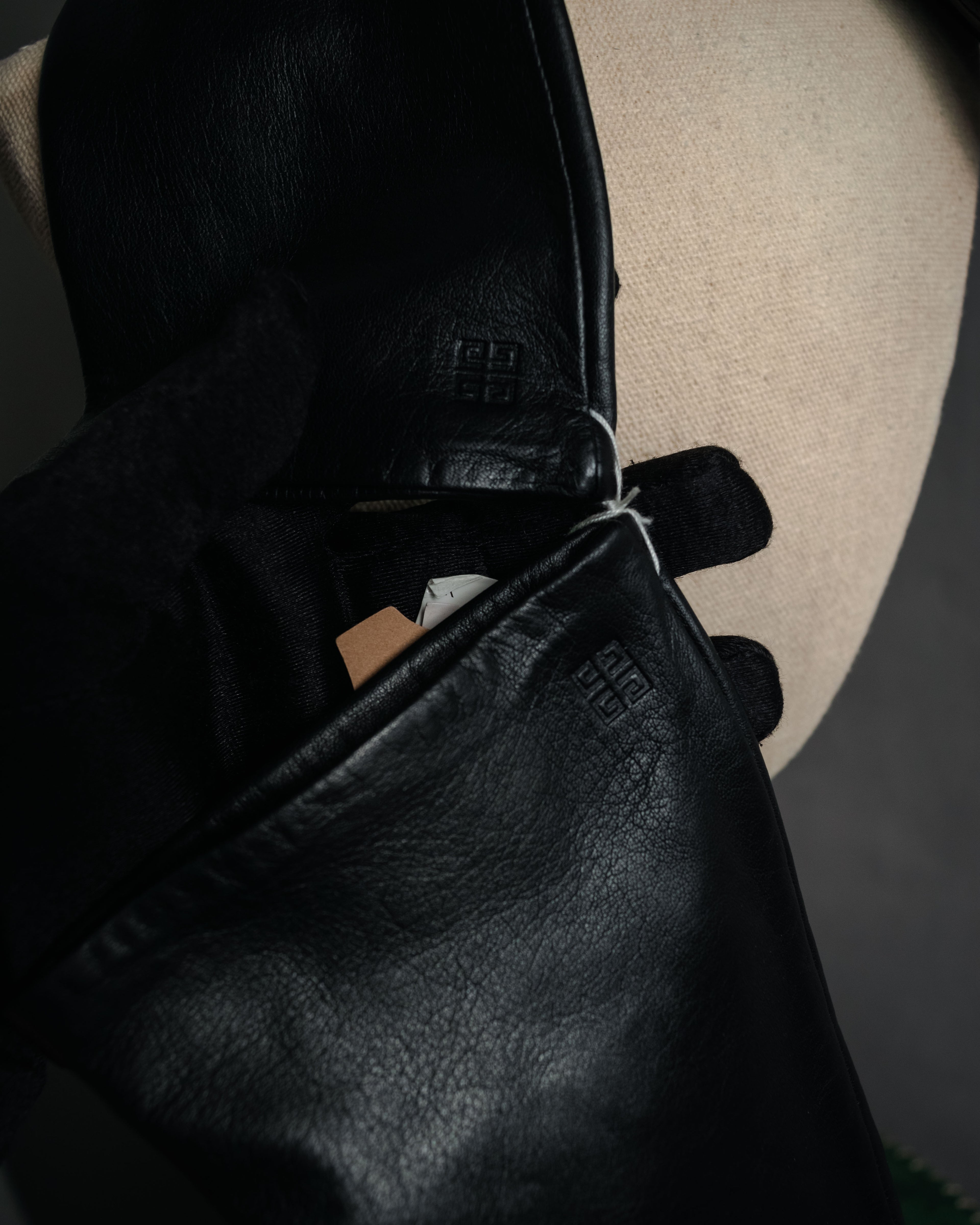 “GIVENCHY” 2010’s 4G embossed long leather gloves