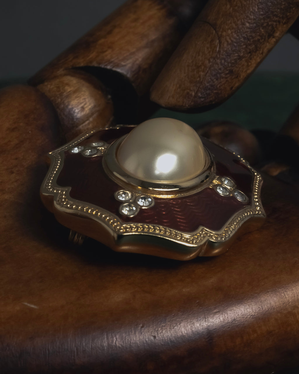 "BURBERRYS" 80’s-90’s royal enamel pearl brooch