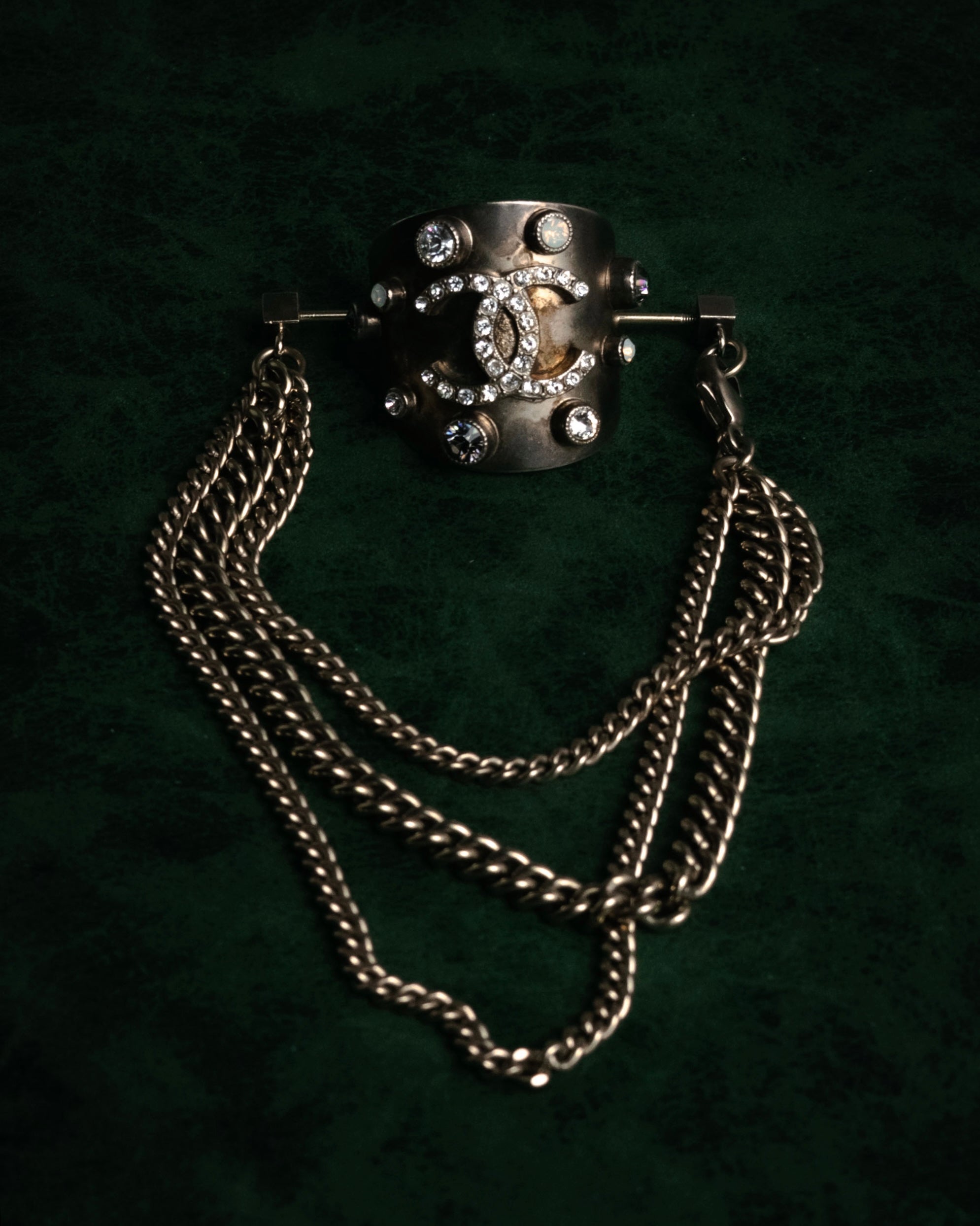 CHANEL (シャネル) - ピンブローチ - ゴールド - クリスタルCCチェーン
