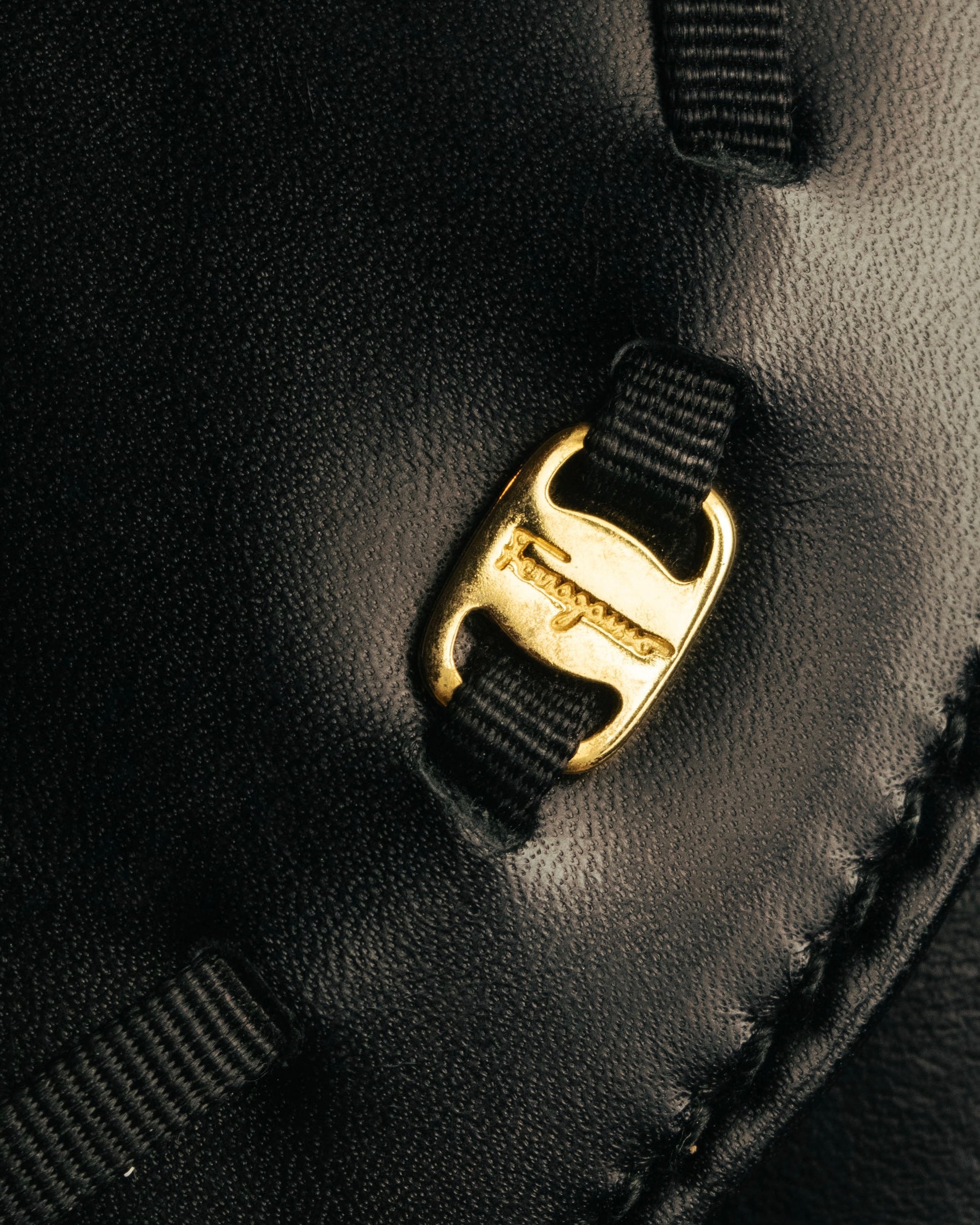 “Salvatore Ferragamo” 90’s Vara ribbon half moon chain bag