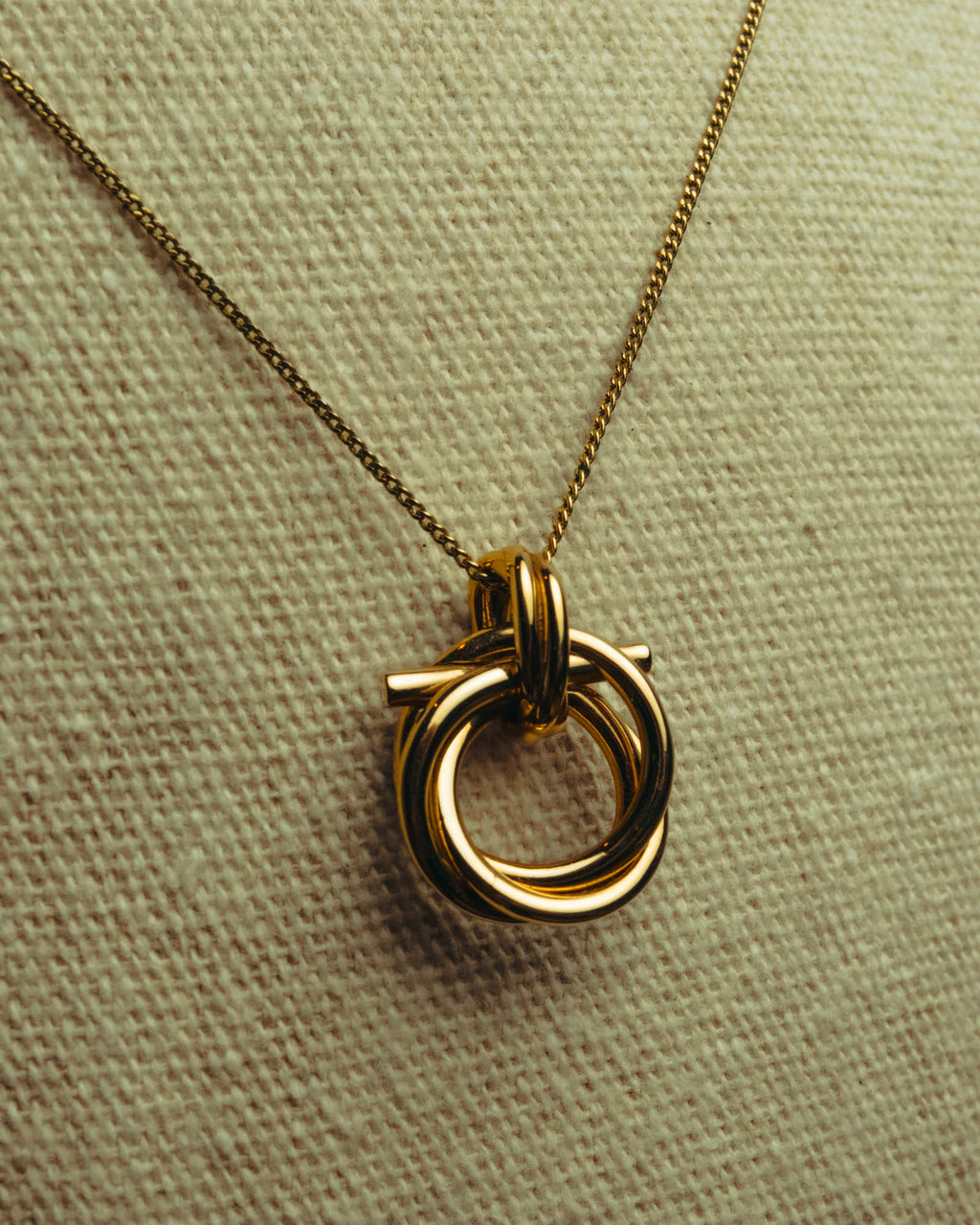 “Ferragamo” 90’s-00’s Interlocking ring pendant necklace