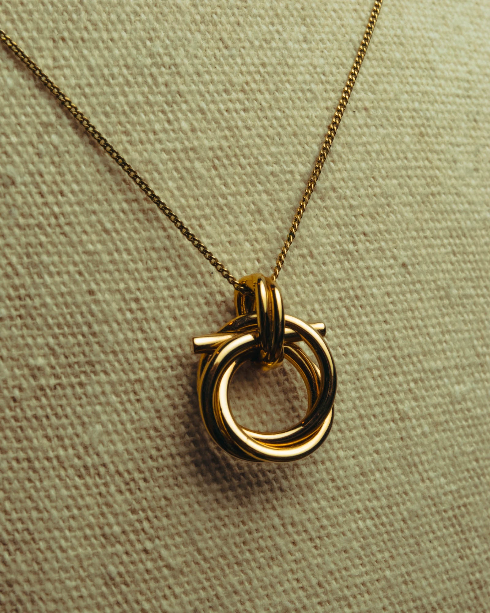 “Ferragamo” 90’s-00’s Interlocking ring pendant necklace