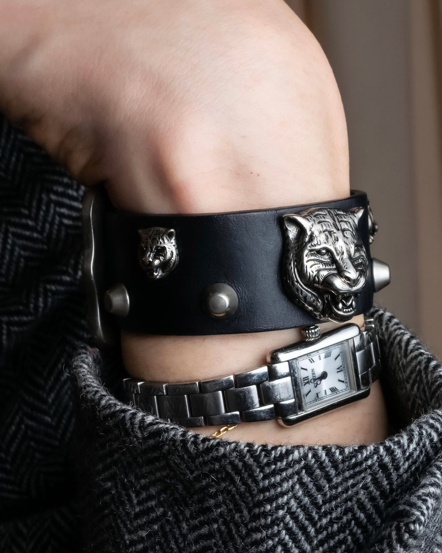 "GUCCI" Cat head motif stud design leather bracelet