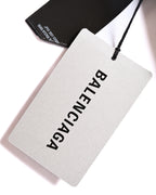BALENCIAGAロゴを配した下げ札と、品番が印字されたブラックのタグを写したカット。
