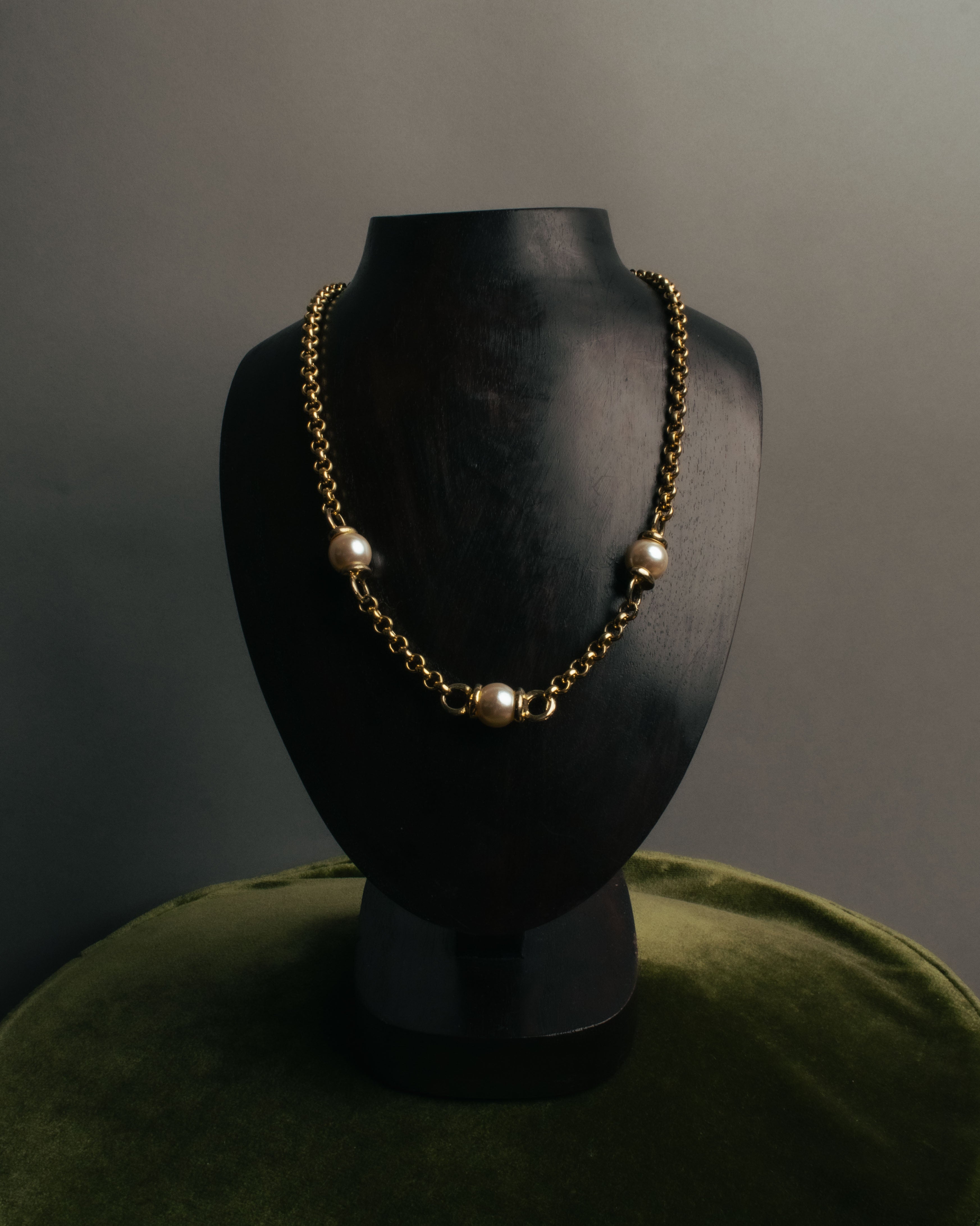 "YVES SAINT LAURENT" 80's-90's Gold-tone rolo chain necklace with faux pearl accents