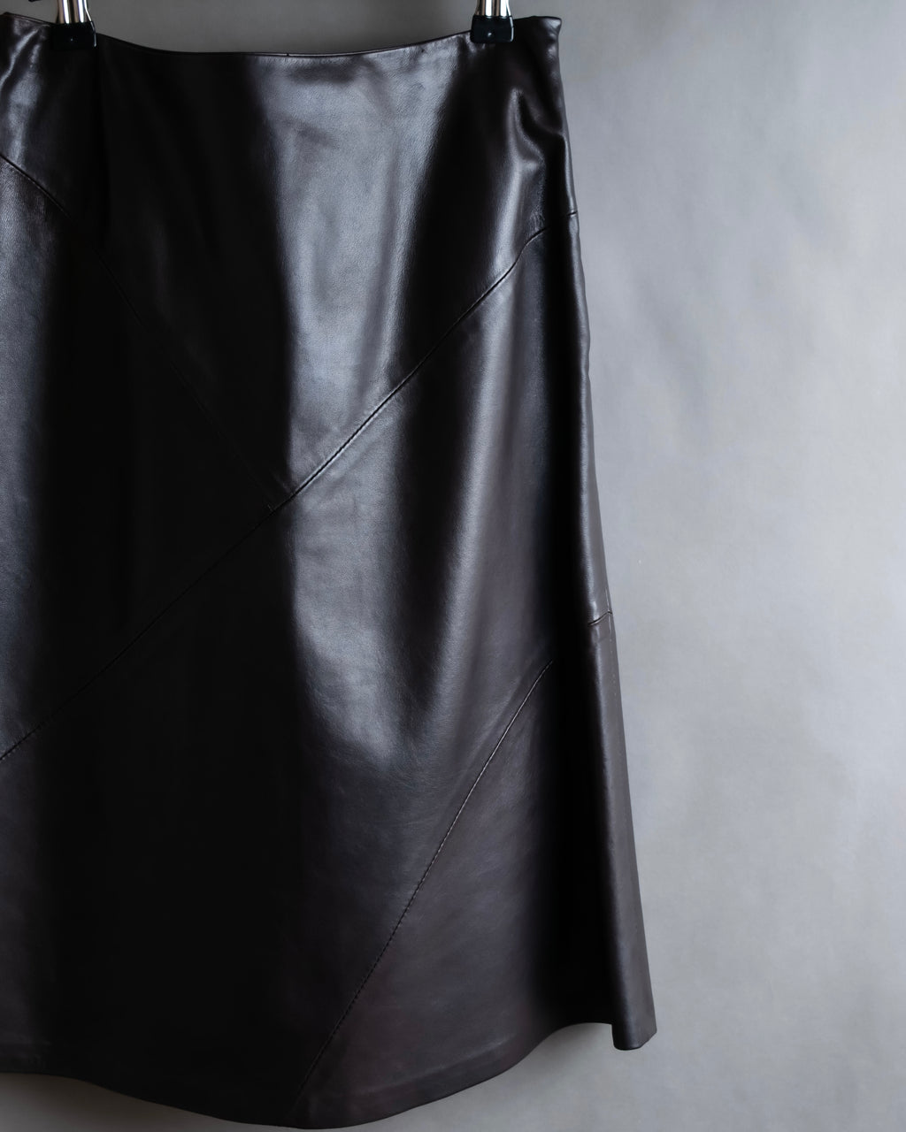 "HARVEY LOGAN" Diagonal cut design lamb leather flare skirt