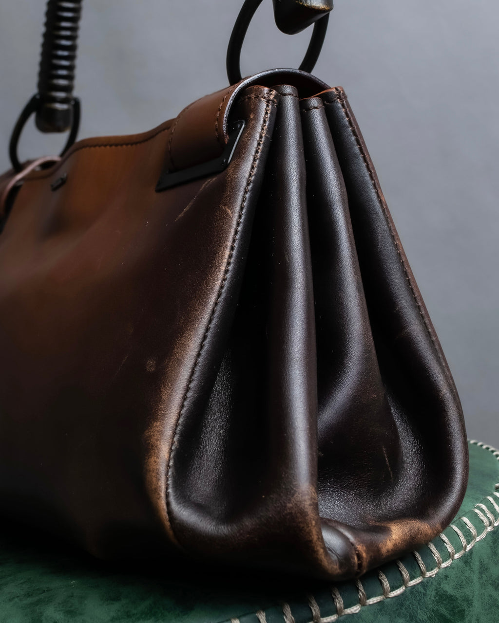 "GUCCI" Horizontally shaped cord-wrapped handle leather bag