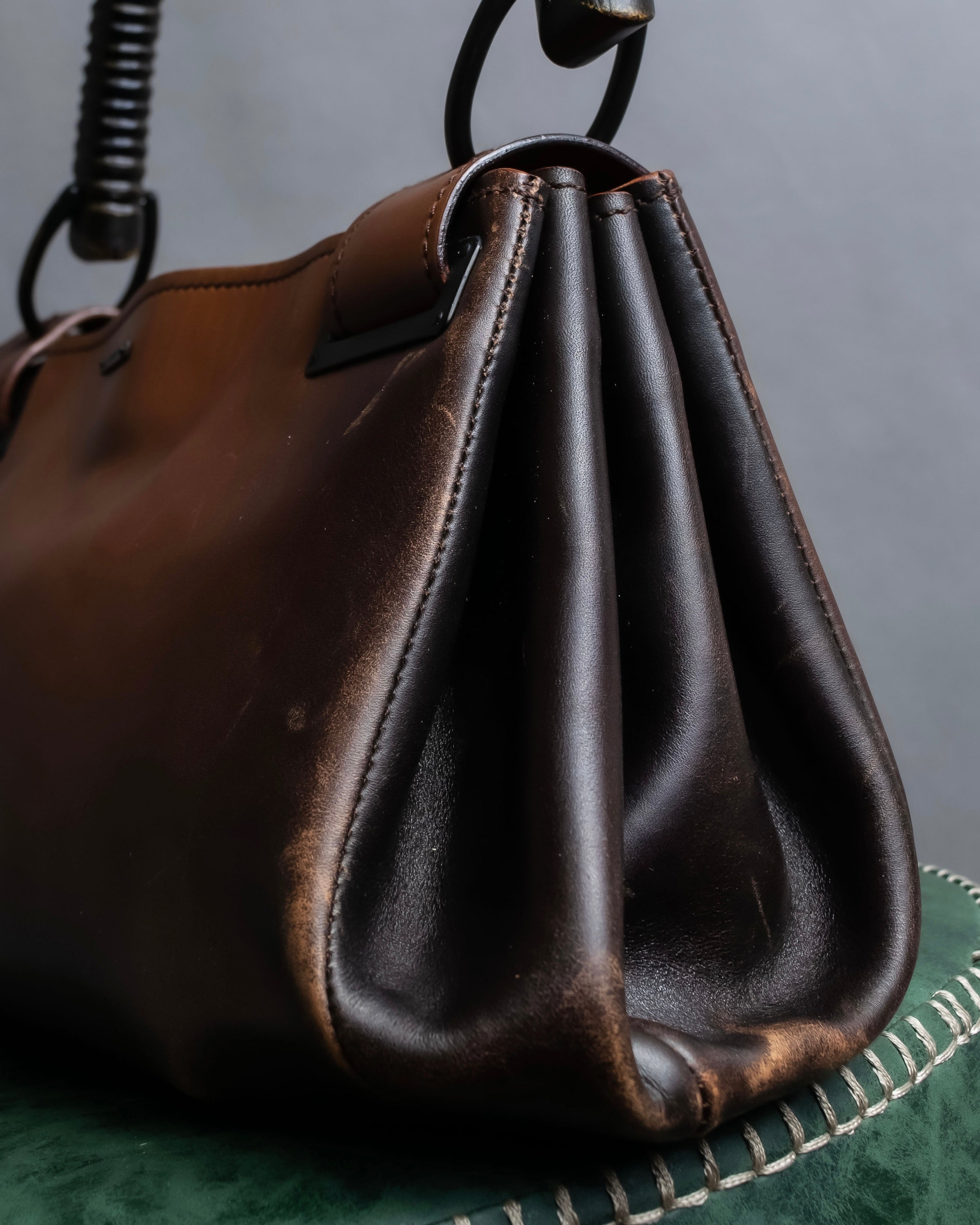 "GUCCI" Horizontally shaped cord-wrapped handle leather bag