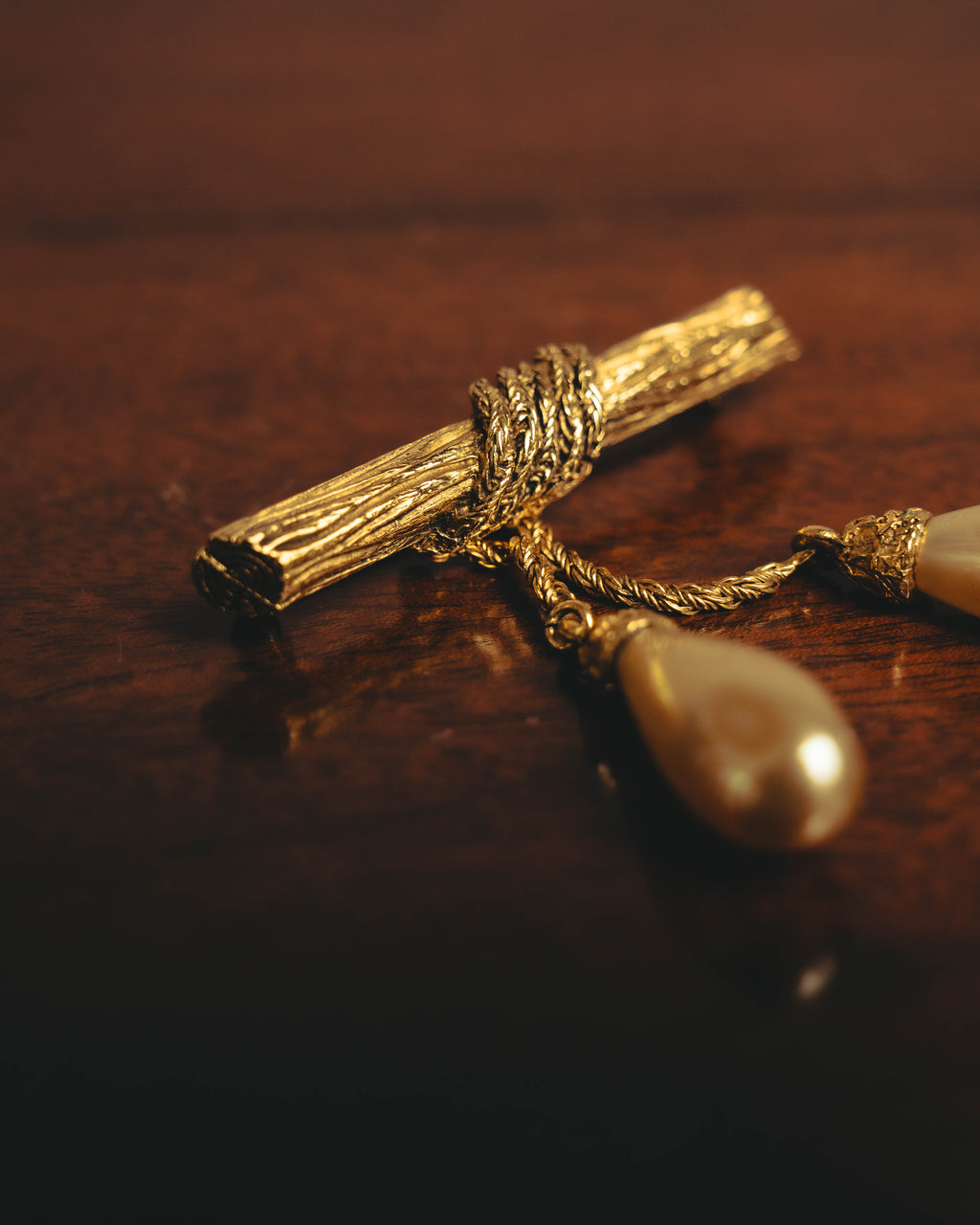 "CHANEL" 70's Sculptural faux pearl brooch