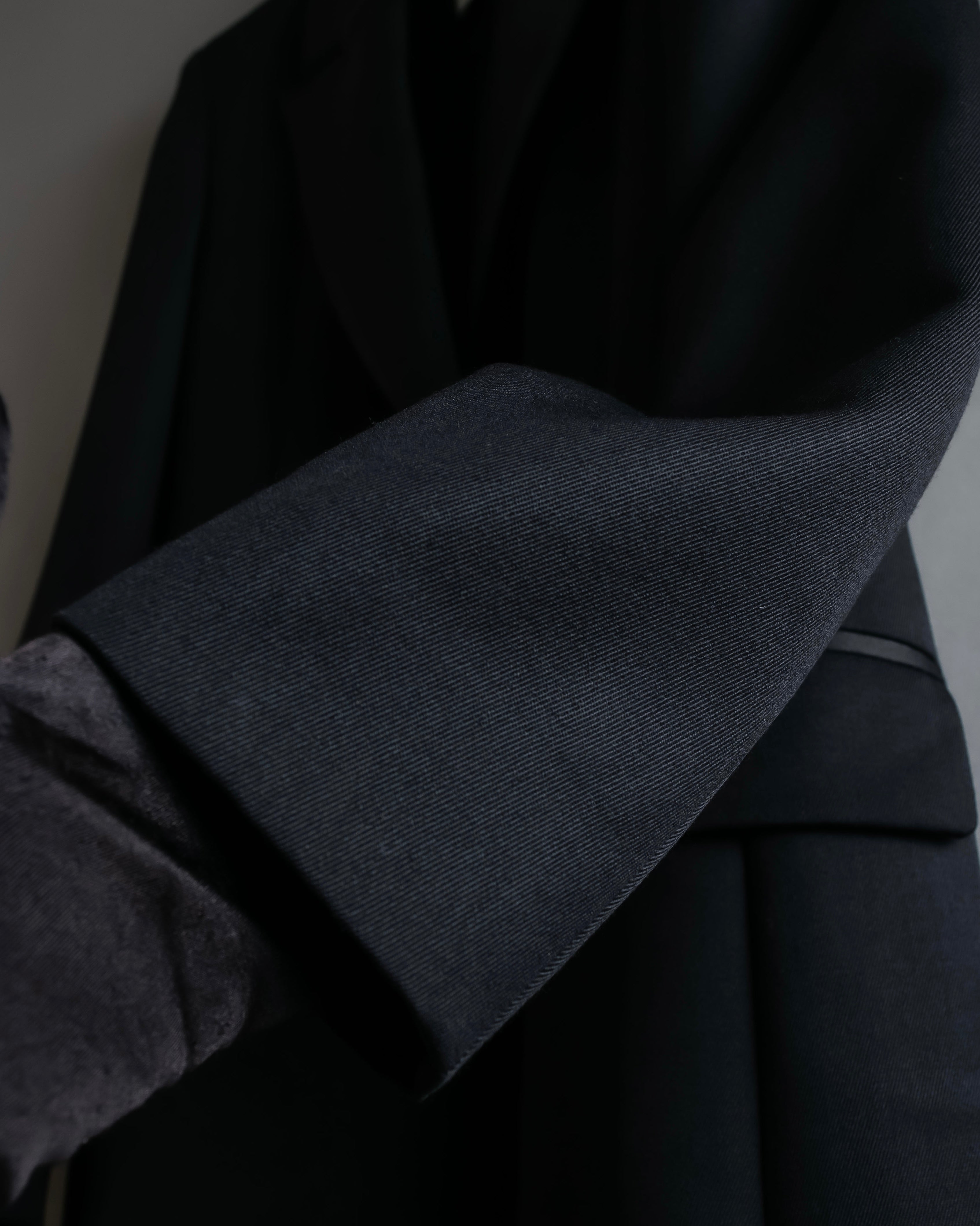 "HUGO BOSS" Satin switch lapel shaped tailored coat