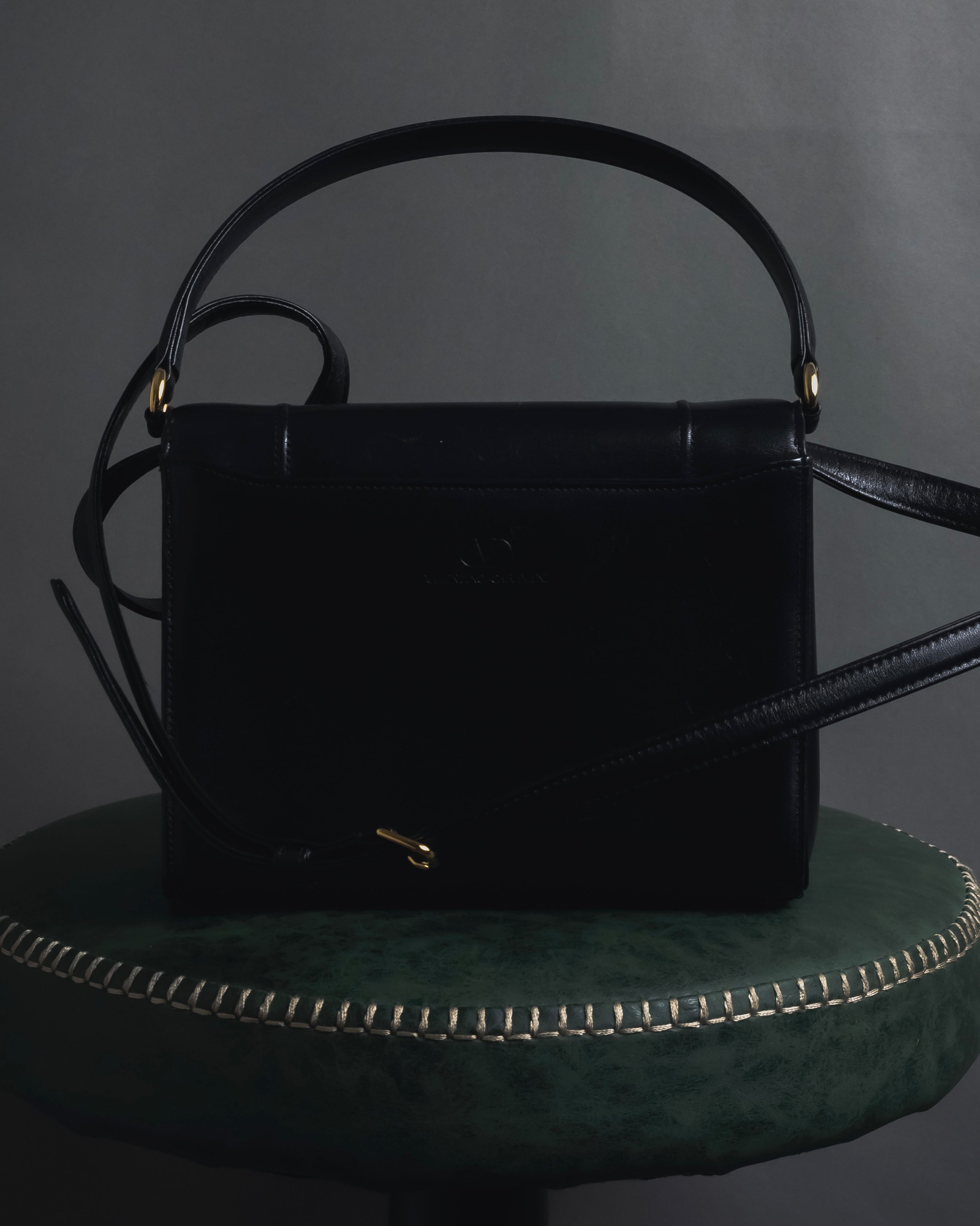 -SPECIAL- "VALENTINO GARAVANI" 90’s-00’s V corner hardware leather top handle bag