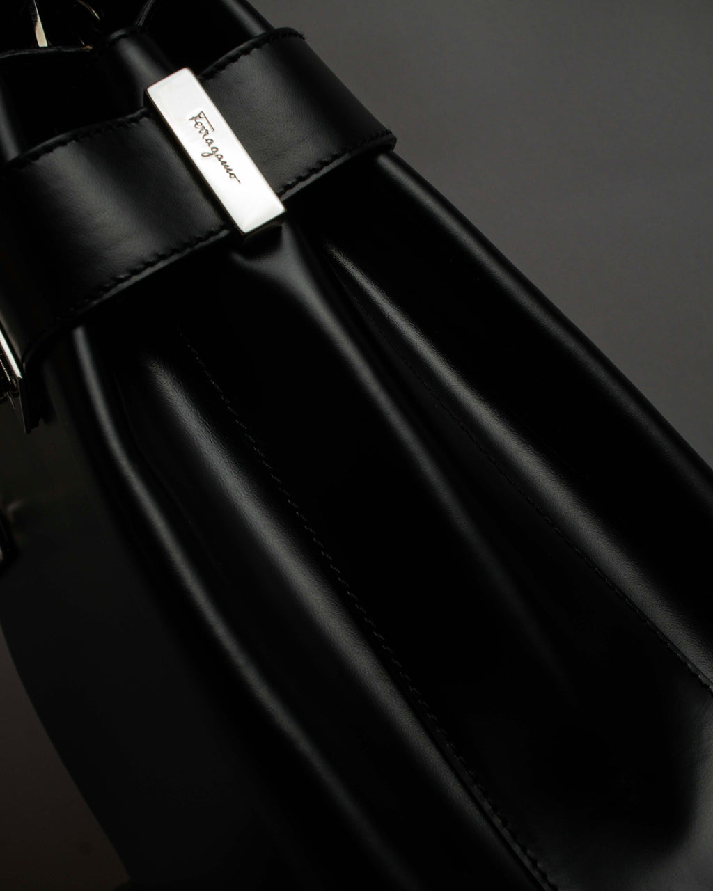 "Salvatore Ferragamo" Gancini motif both sides design leather hand bag