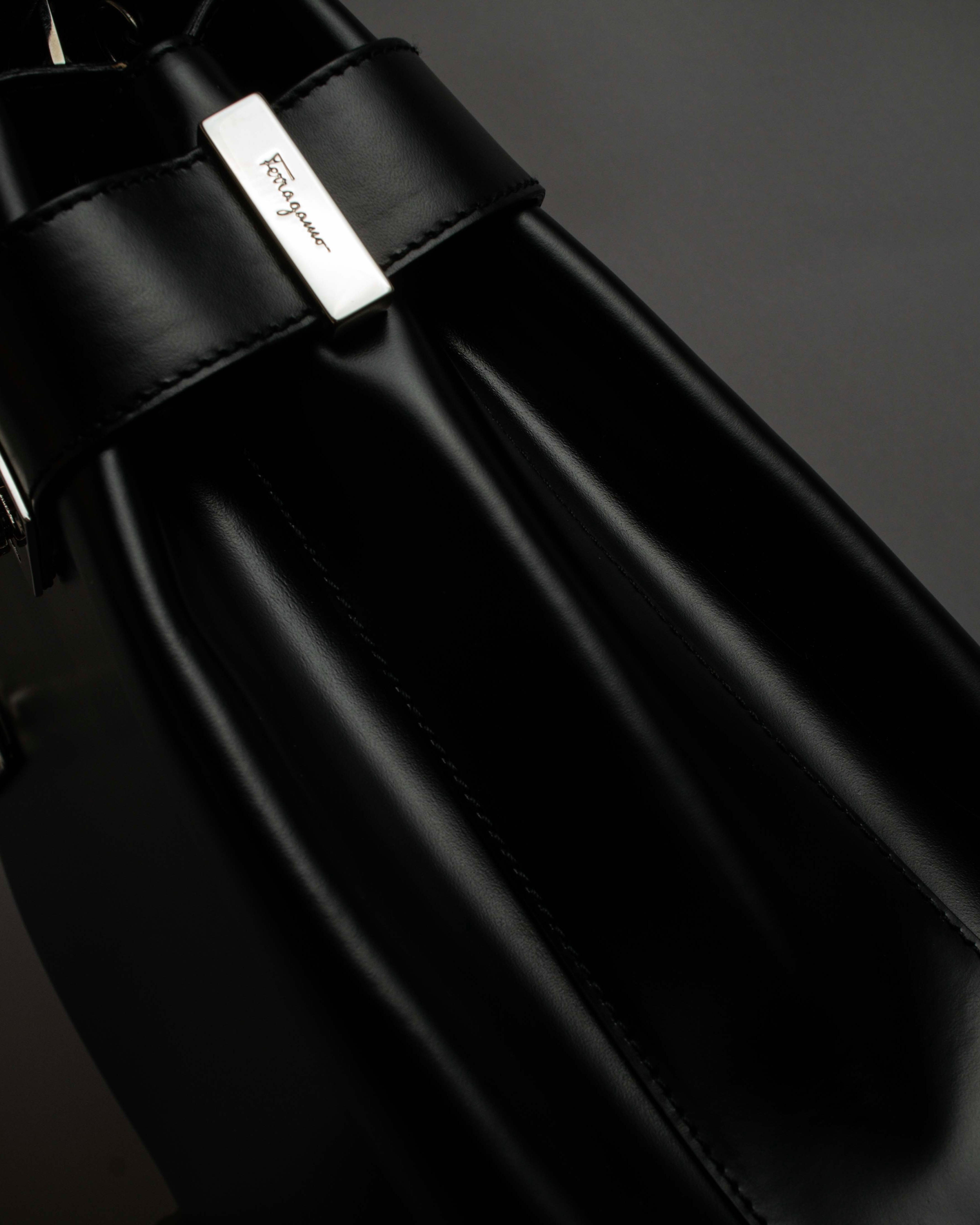 "Salvatore Ferragamo" Gancini motif both sides design leather hand bag