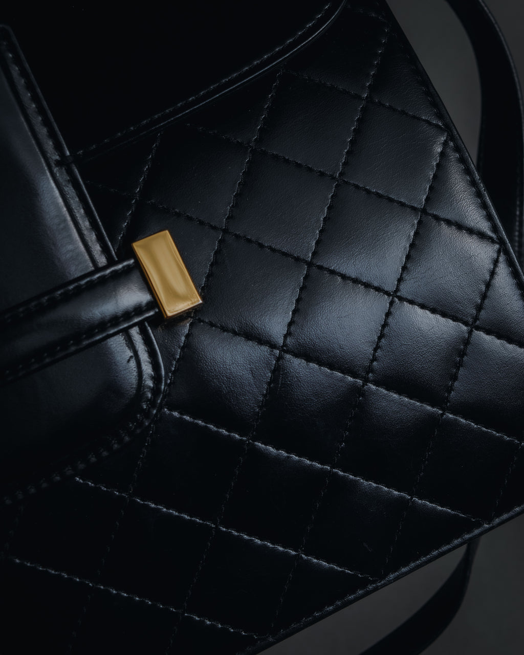 Bolso de cuero con diseño acolchado de diamantes de Yves Saint Laurent de los años 80-90