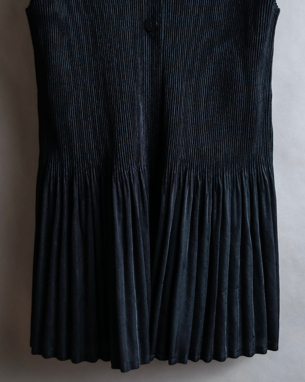 "PLEATS PLEASE ISSEY MIYAKE"
Narrow pleated sleeveless dress