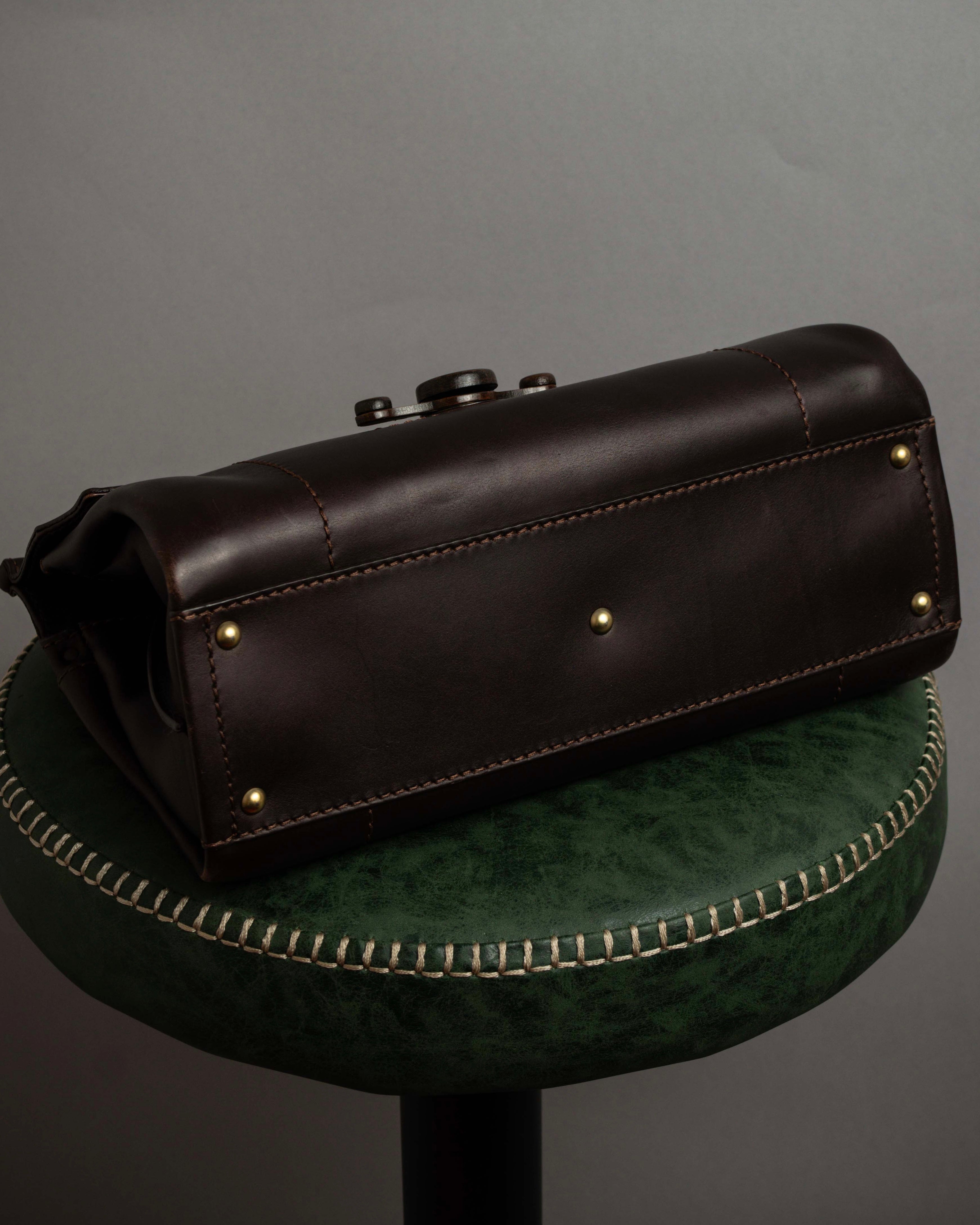 "Salvatore Ferragamo" Swivel crisp closure design leather one-handle bag