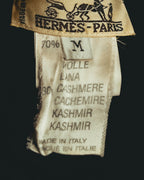 馬車図案とHERMÈS-PARISが入る金色の織りタグ、ならびにウール70％・カシミヤ30％、MADE IN ITALY表記を確認できる内タグのカット。
