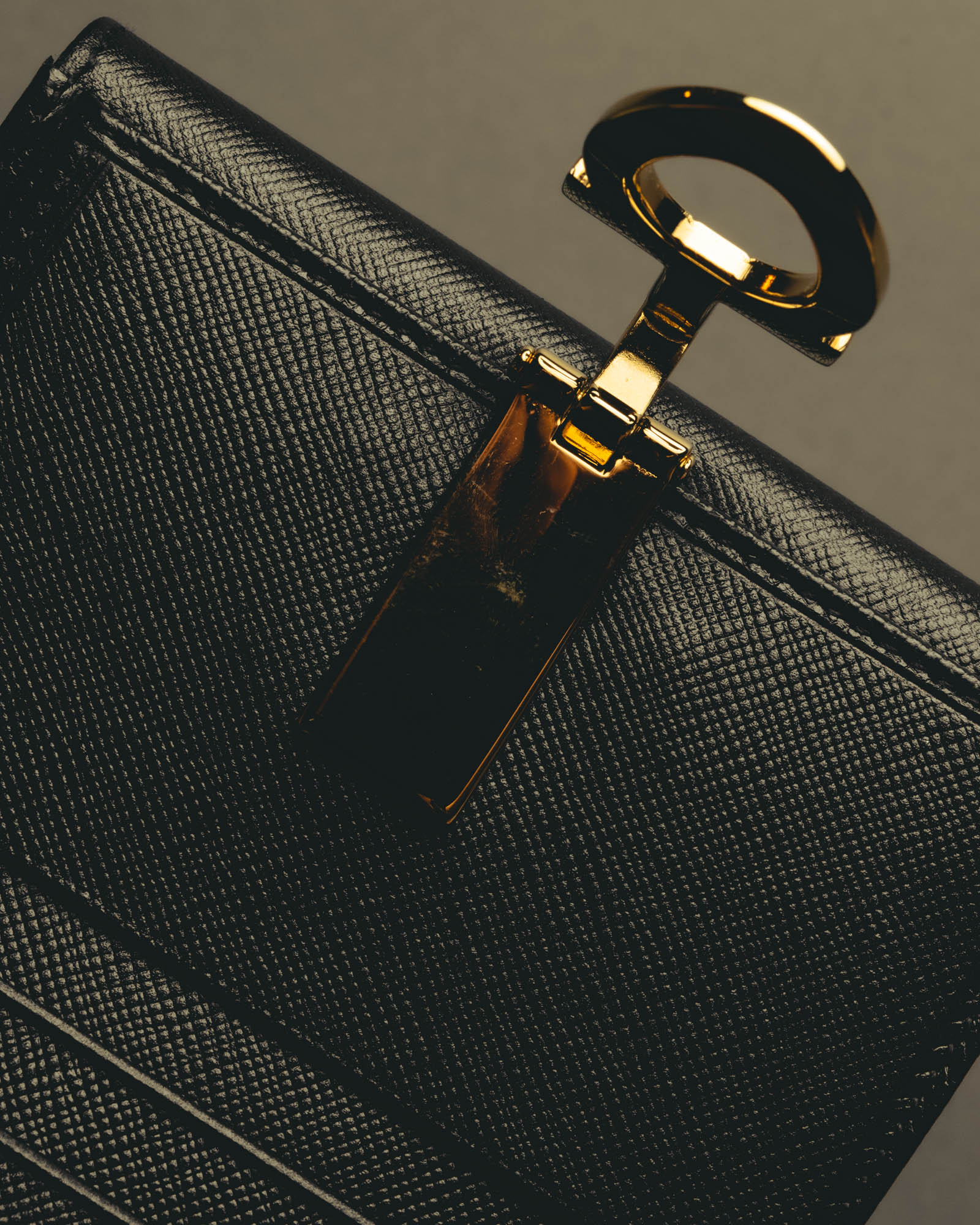 "Salvatore Ferragamo" 80's–00's Classic gancini bifold wallet